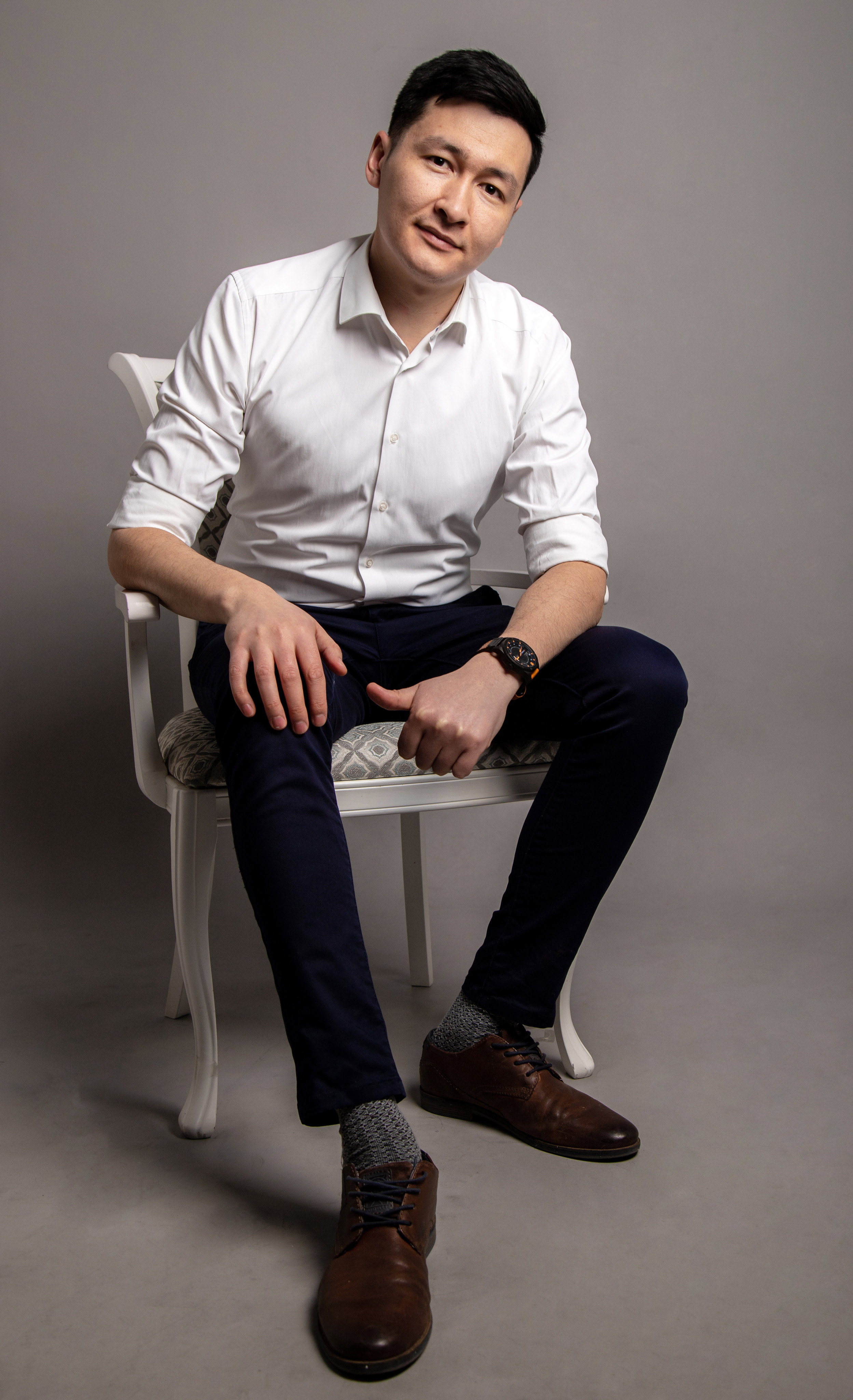 парень на стульев 