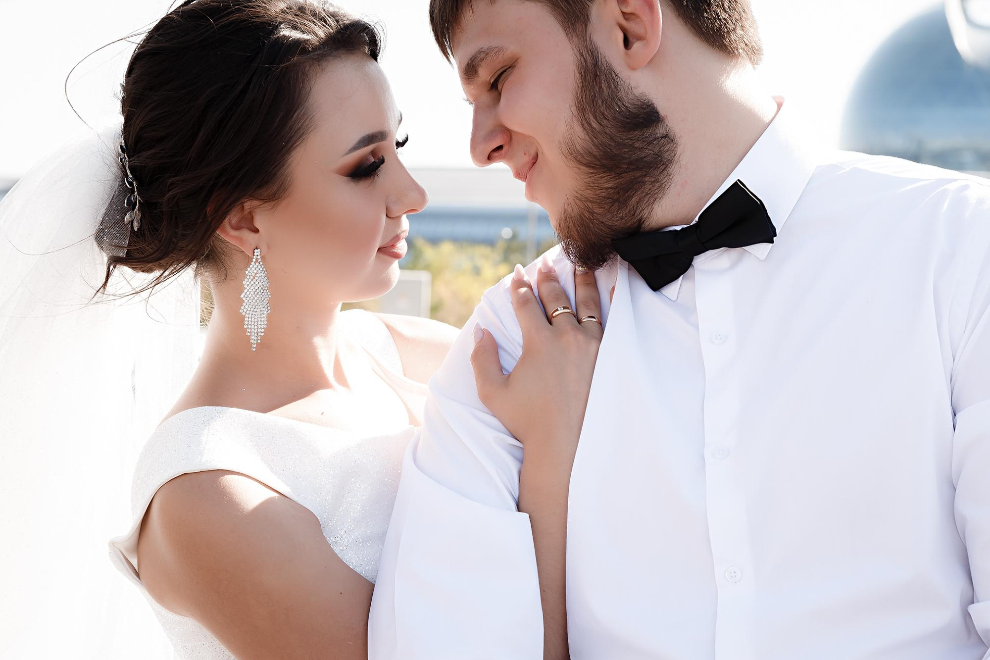 обнимание жениха 