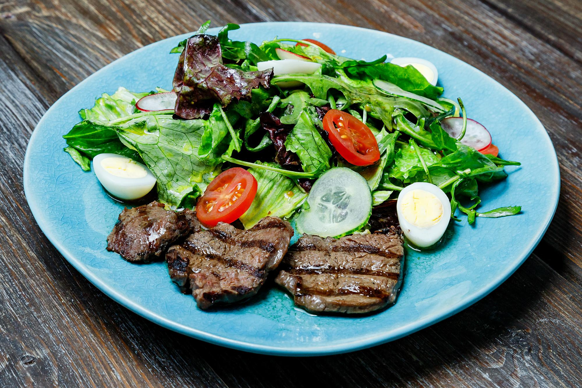 салат на тарелке 