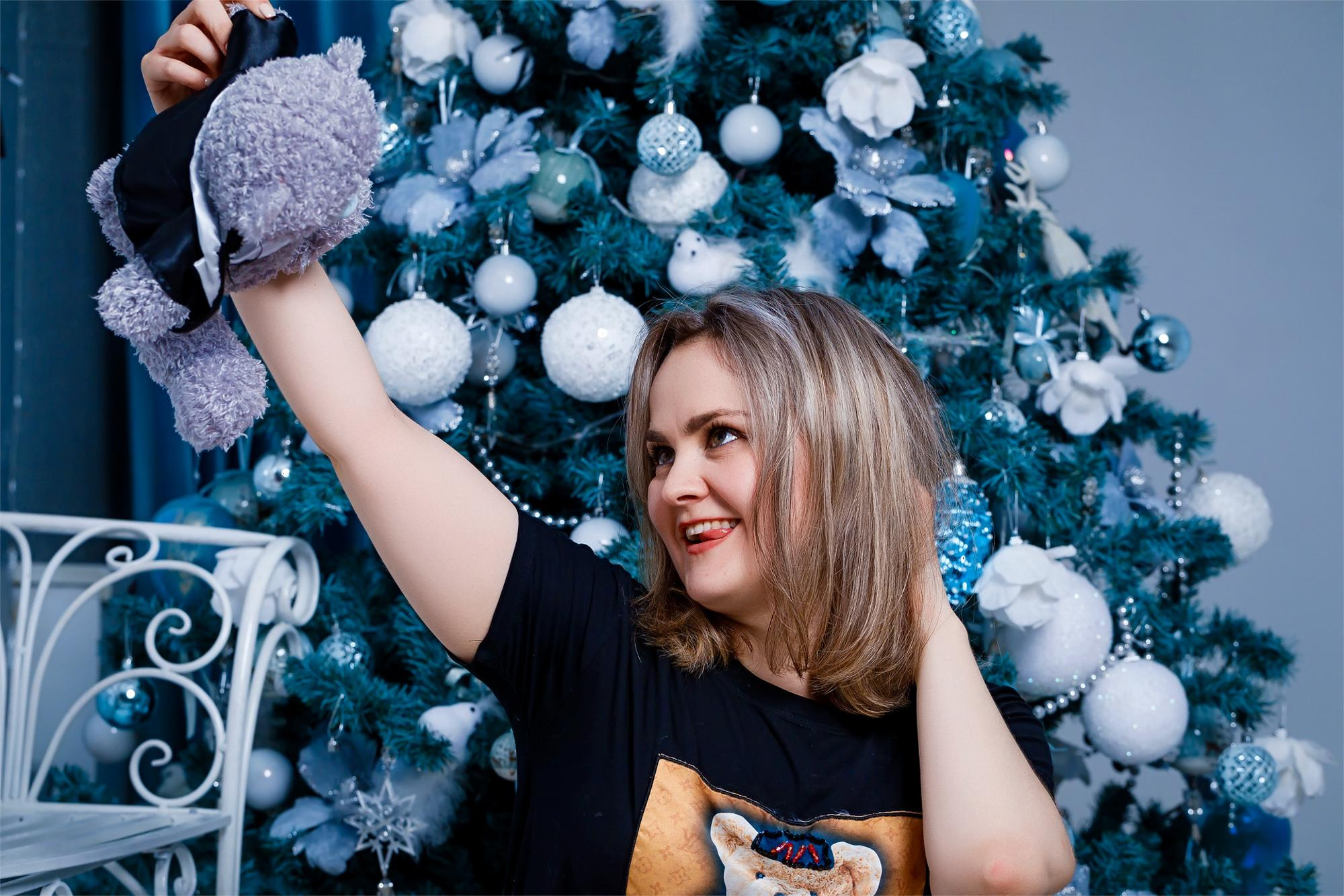 девушка в студии елка 