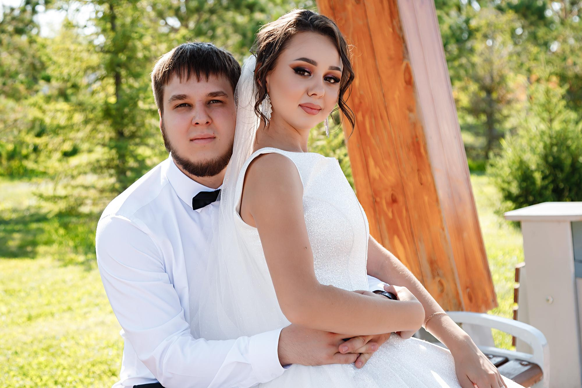 на качели  невеста жених  