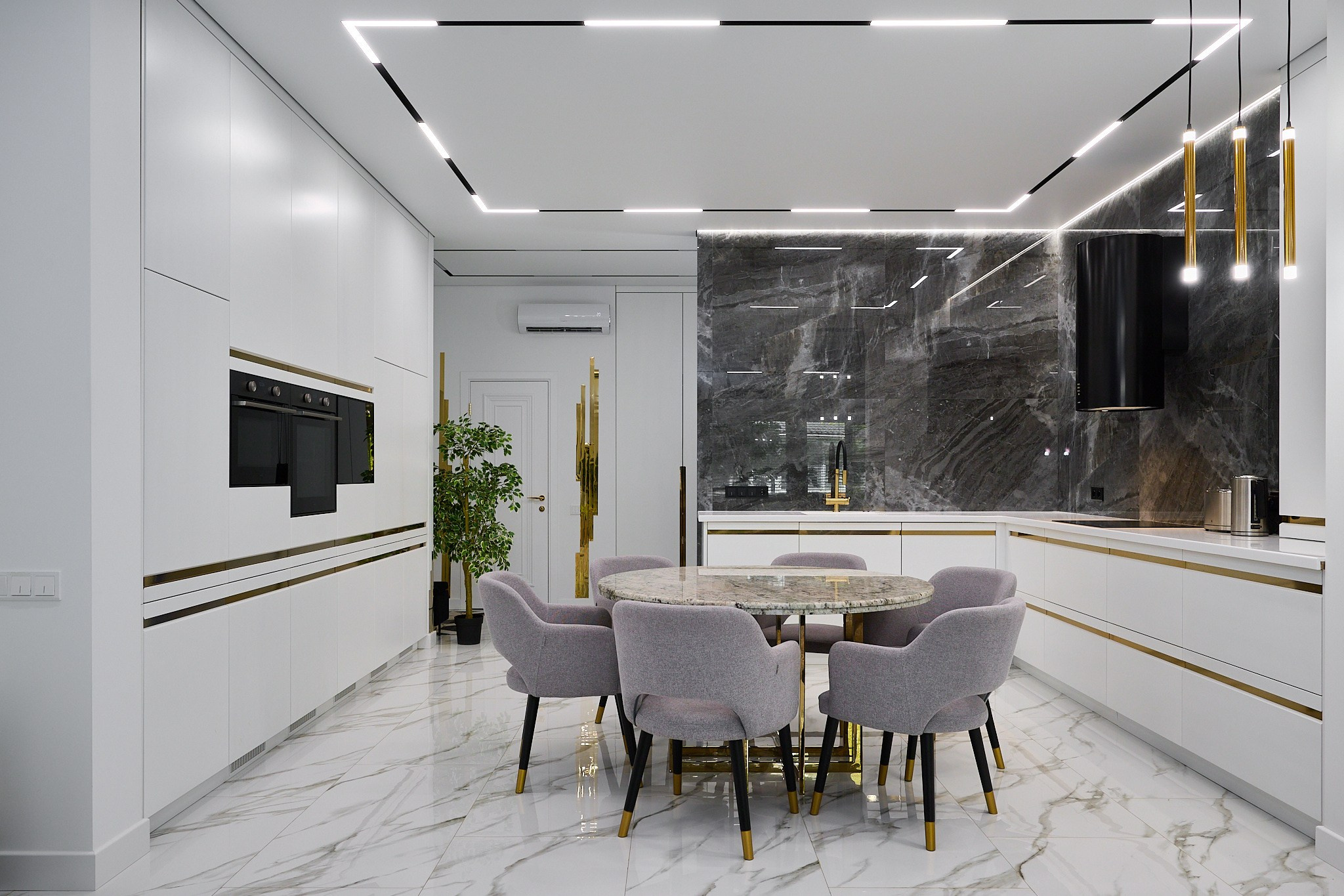 кухня белый полки темная стена над кухонным столом круглый стол светлые стулья 