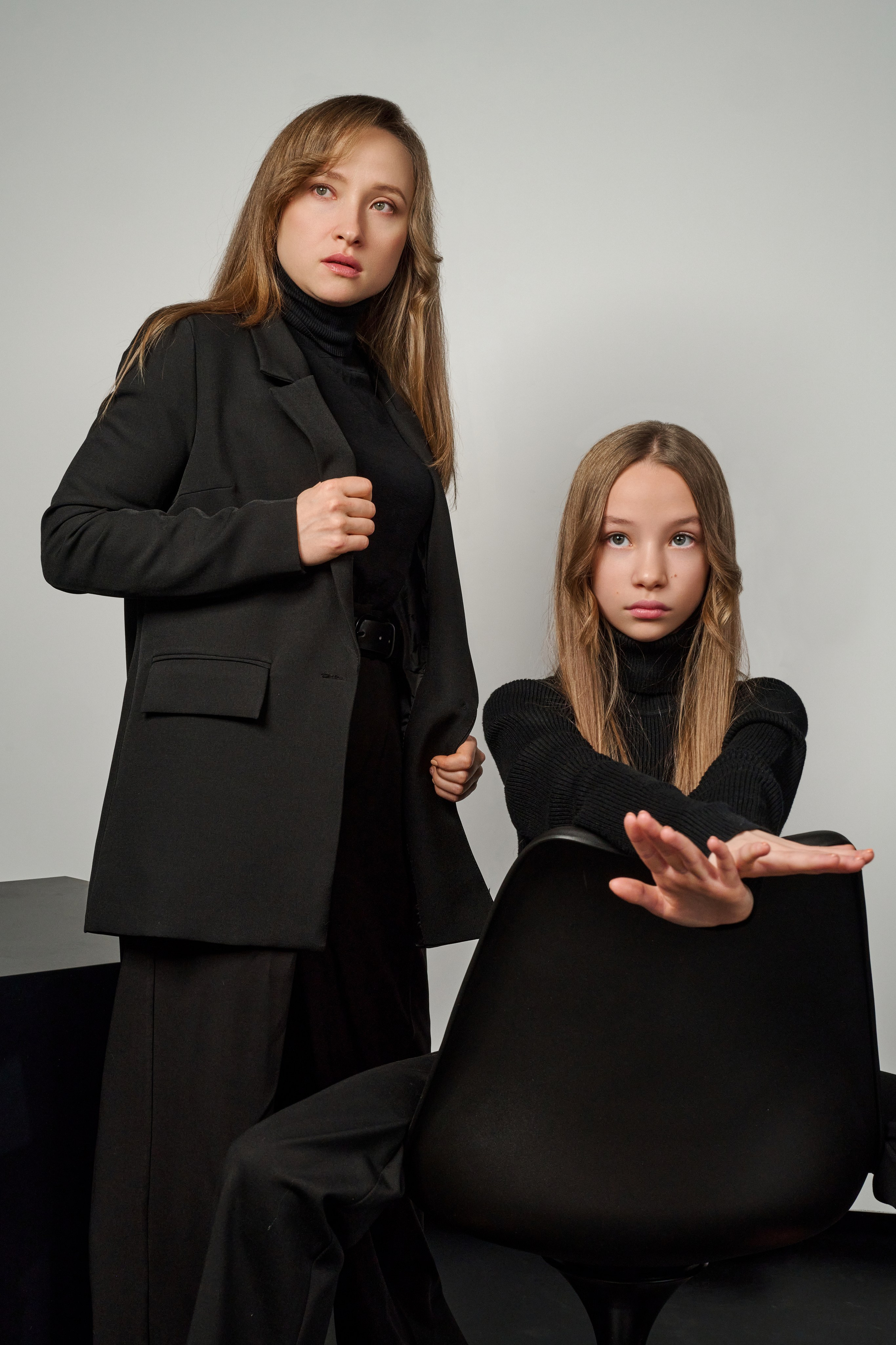 Студийная стильная съёмка матери и дочери