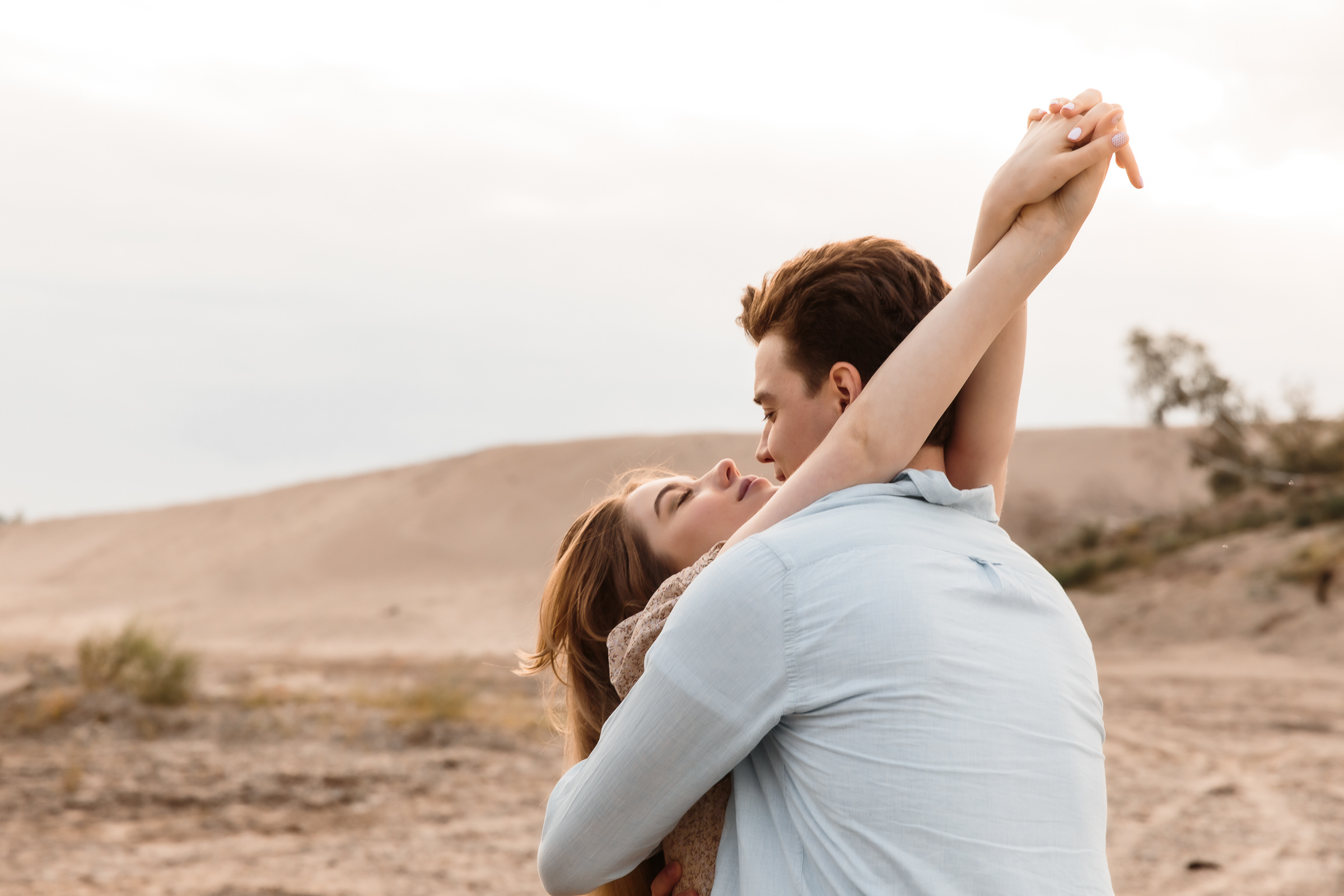 Двое в песках. Фотограф Ян Ежов | Свадебный фотограф в Томске