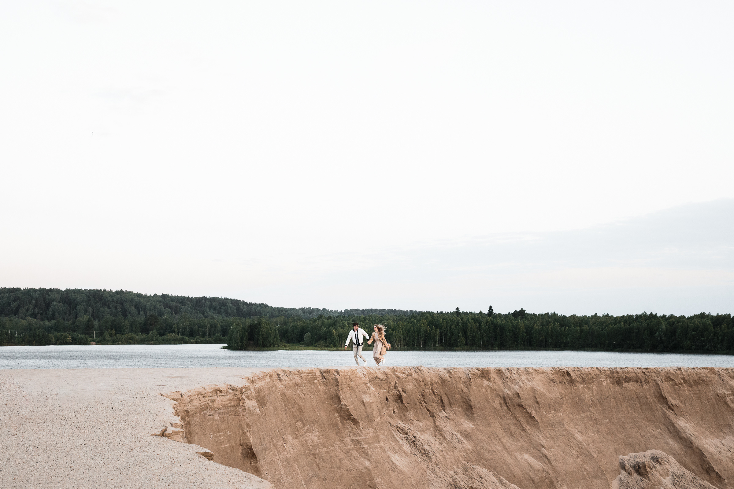 Двое в песках. Фотограф Ян Ежов | Свадебный фотограф в Томске