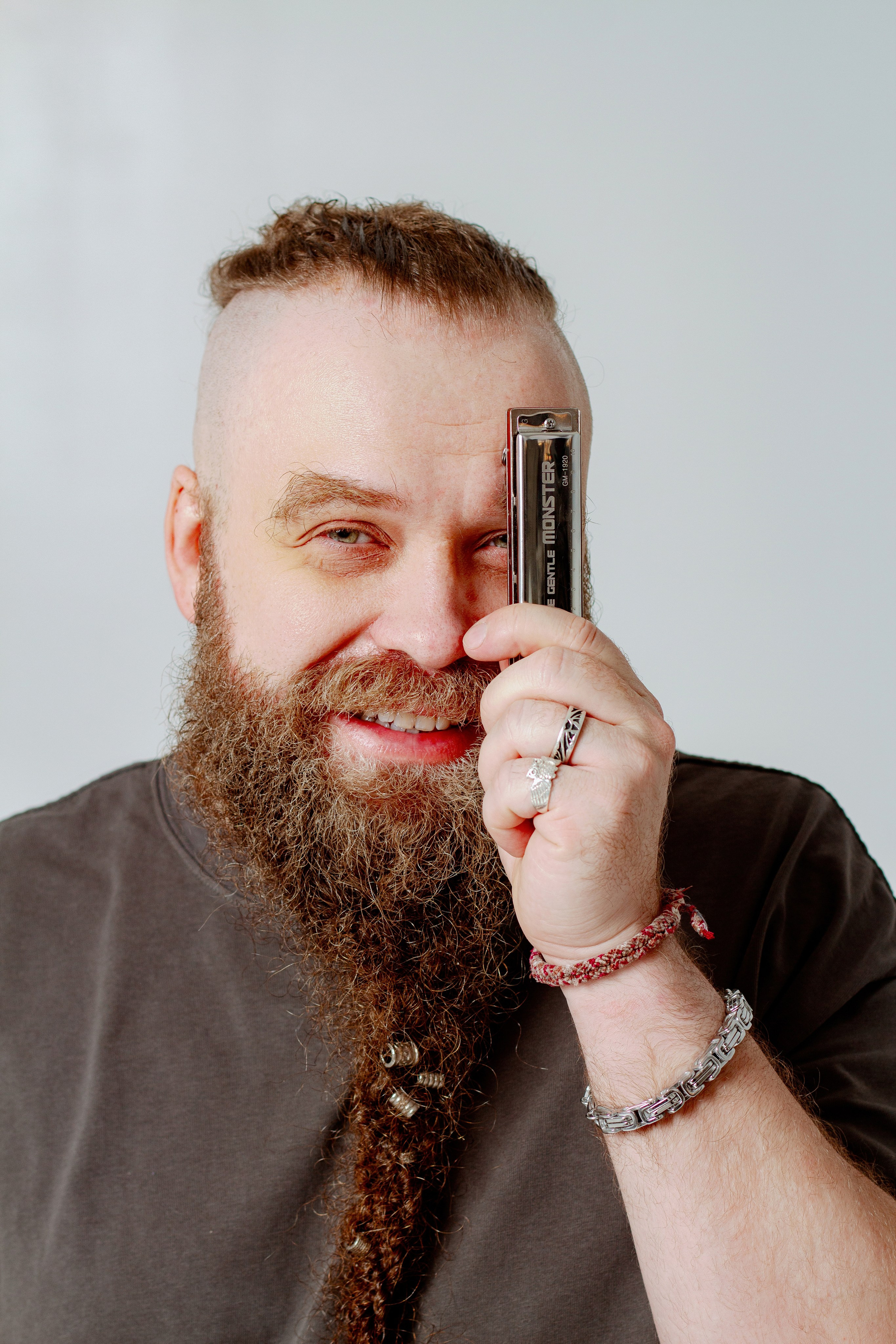 Борис Плотников. Губная гармоника. Мужской портрет, фотосессия для музыканта. Фотограф в Екатеринбурге Пойгина Елена