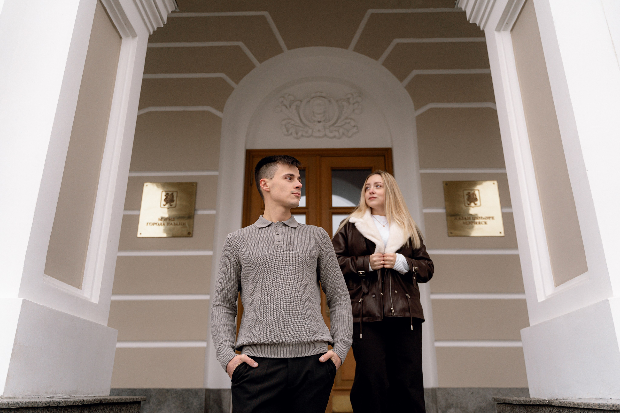 фотосессия пары у входа в Казанский Кремль