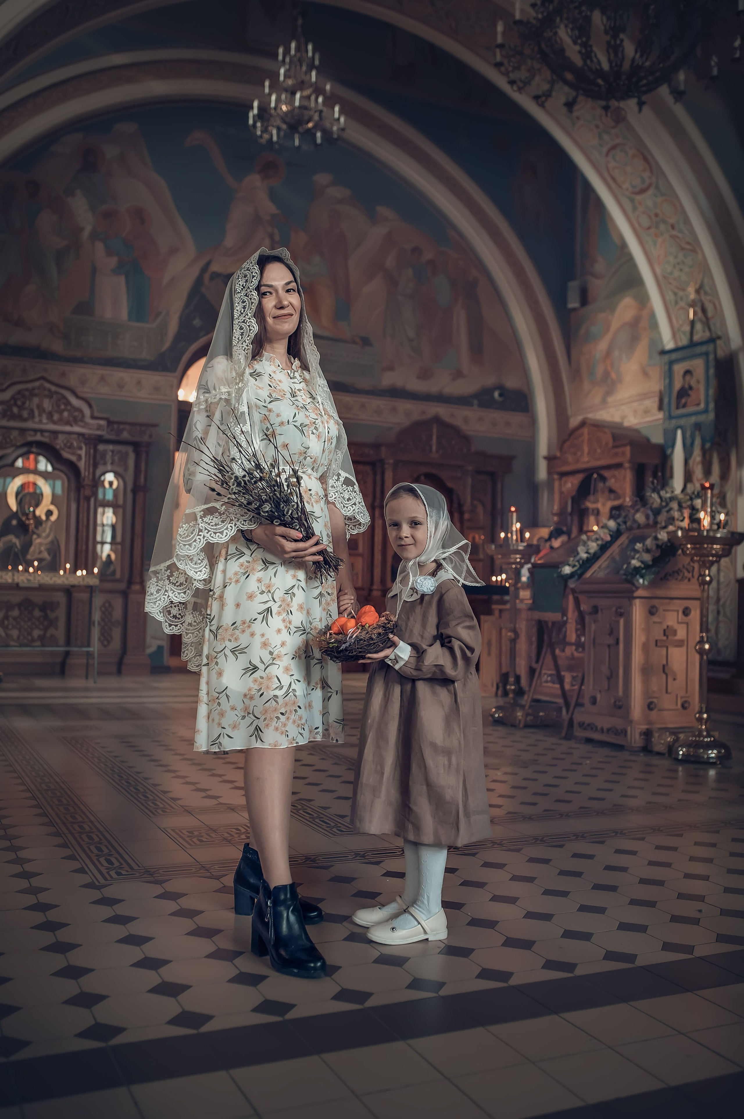 Ниночка с мамой Еленой в вербное воскресенье. Фотографы крещения/венчания  Красноярск Татьяна и Вячеслав Переваловы