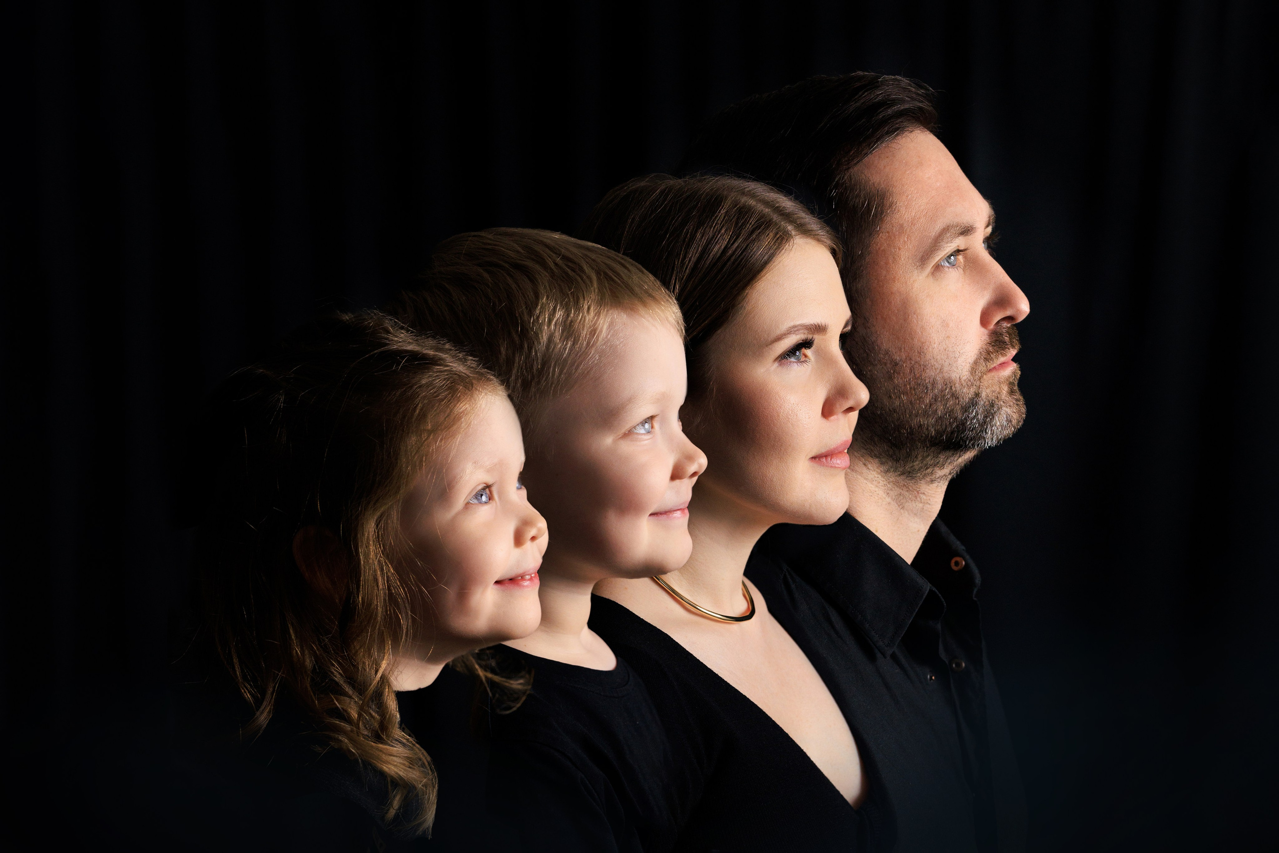 Портрет поколений на чёрном фоне. Семейный и детский фотограф в Краснодаре Анна Трашкова