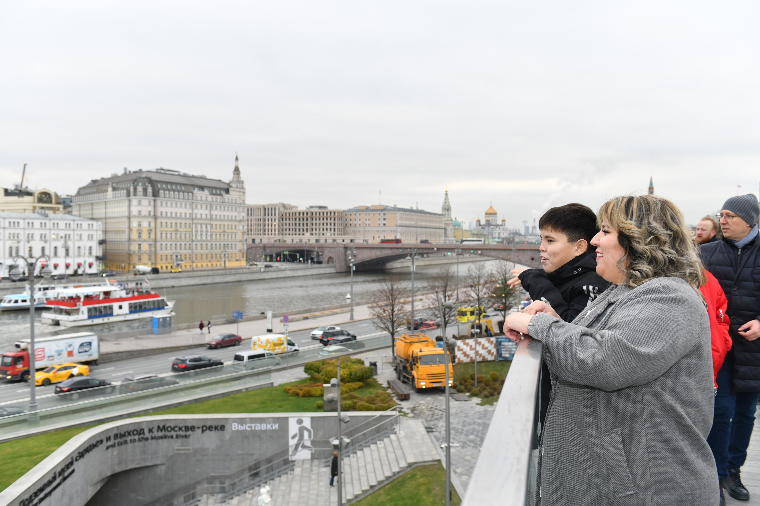 Прогулка в парке Зарядье. Свадебный и портретный фотограф в Москве Галина Борисова