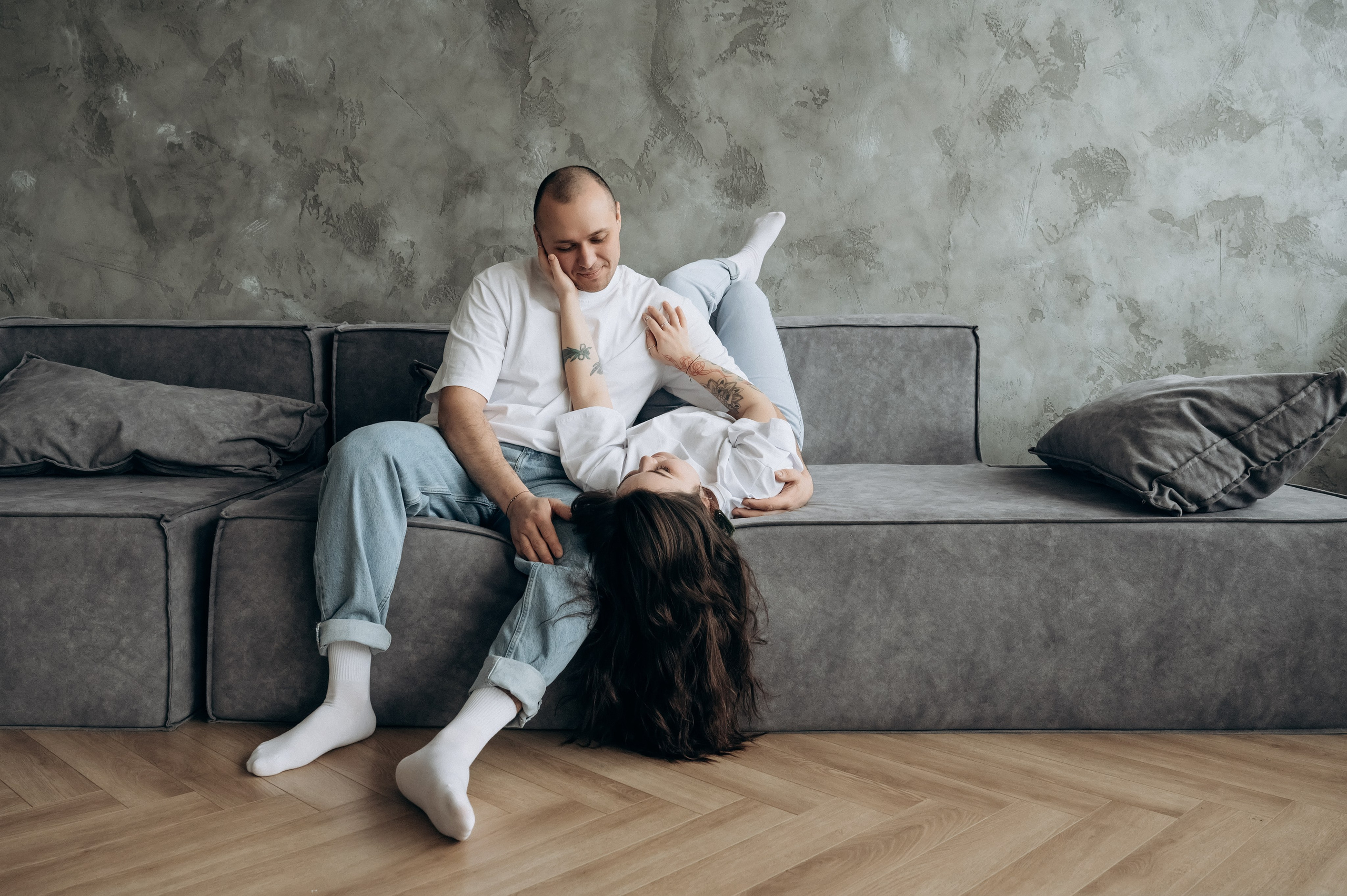 Веселая и живая фотосессия для двоих в фотостудии в Мытищах. Свадебный и семейный фотограф Виктория Носачёва. Щелково, Москва и МО