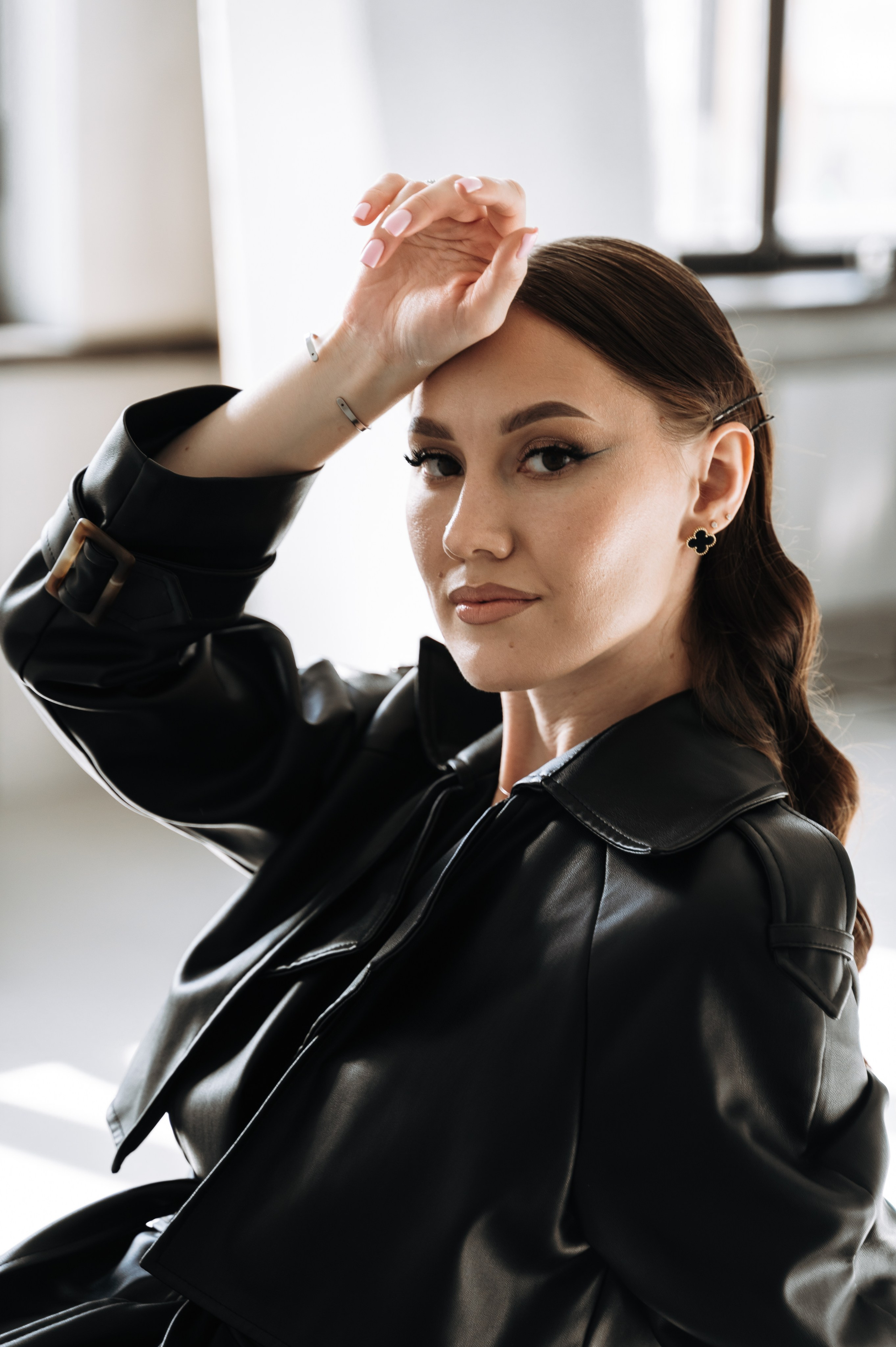 Настя — фотосессия в темной студии с хрустальной люстрой. Портретный и семейный фотограф в Екатеринбурге Мария Чахеева