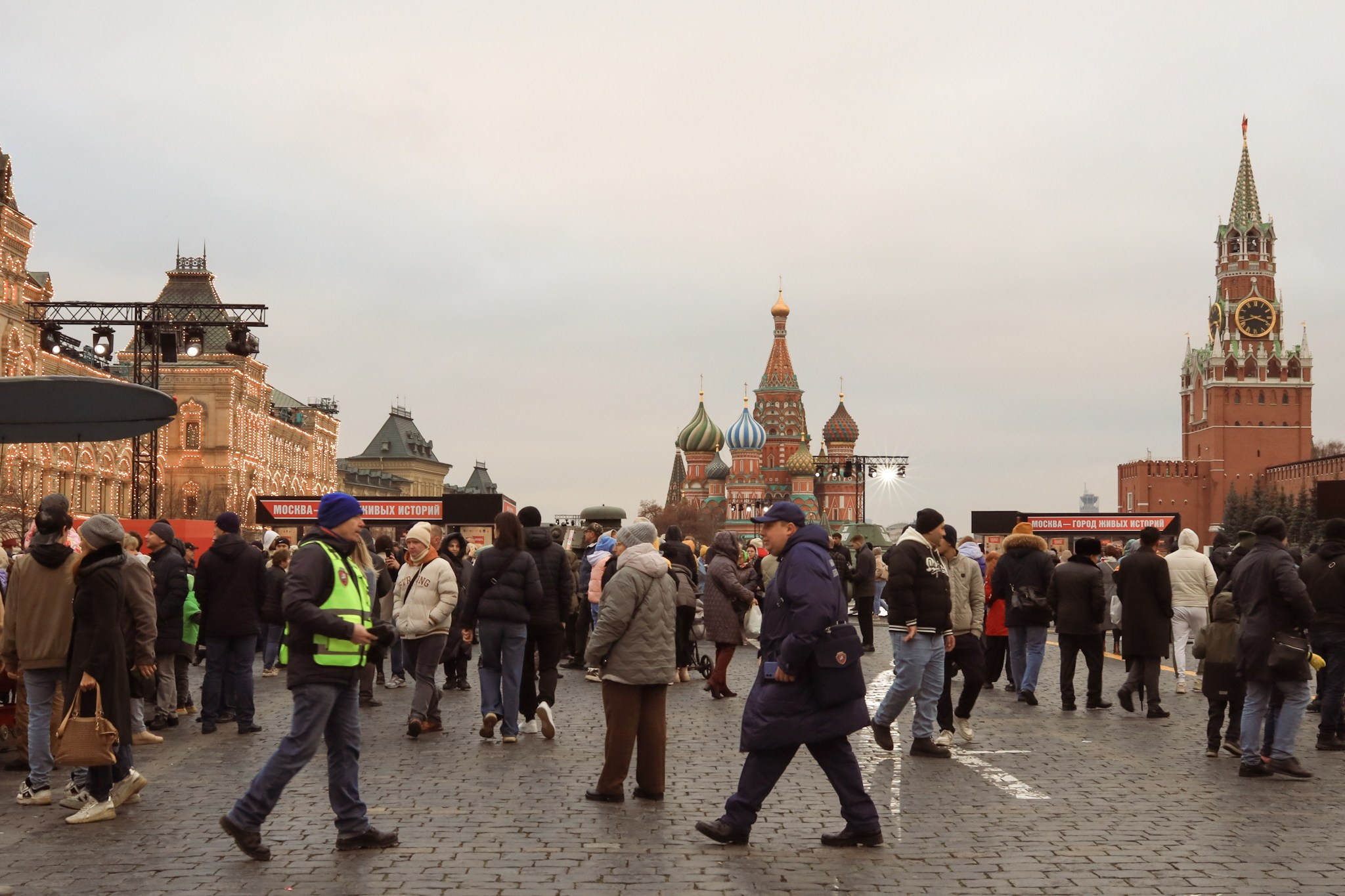 Фотографии с Театрального бульвара. Спектакль с Никитой Кологривым на Пушкинской набережной