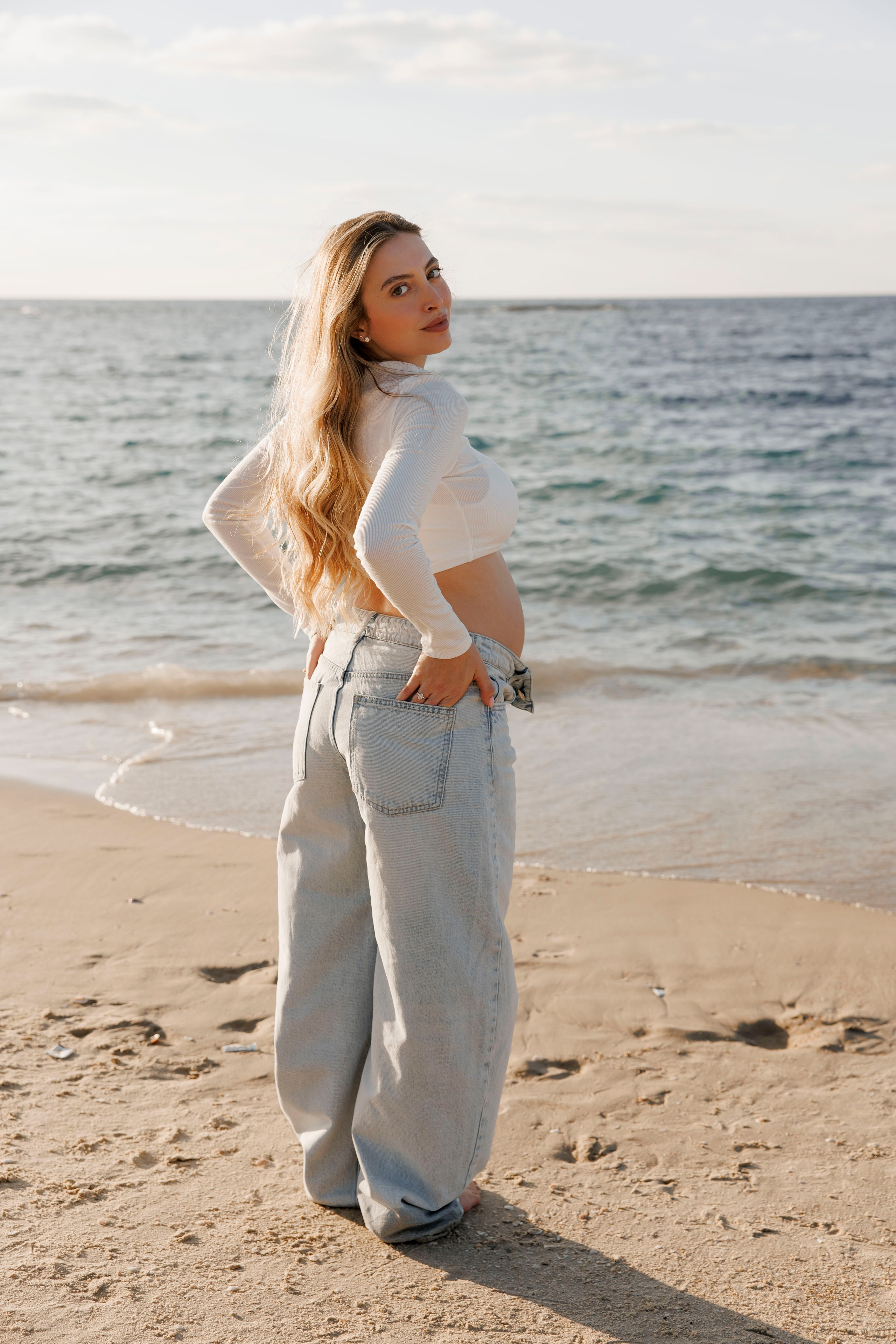 Pregnancy photoshoot near the sea. Wedding and family photographer