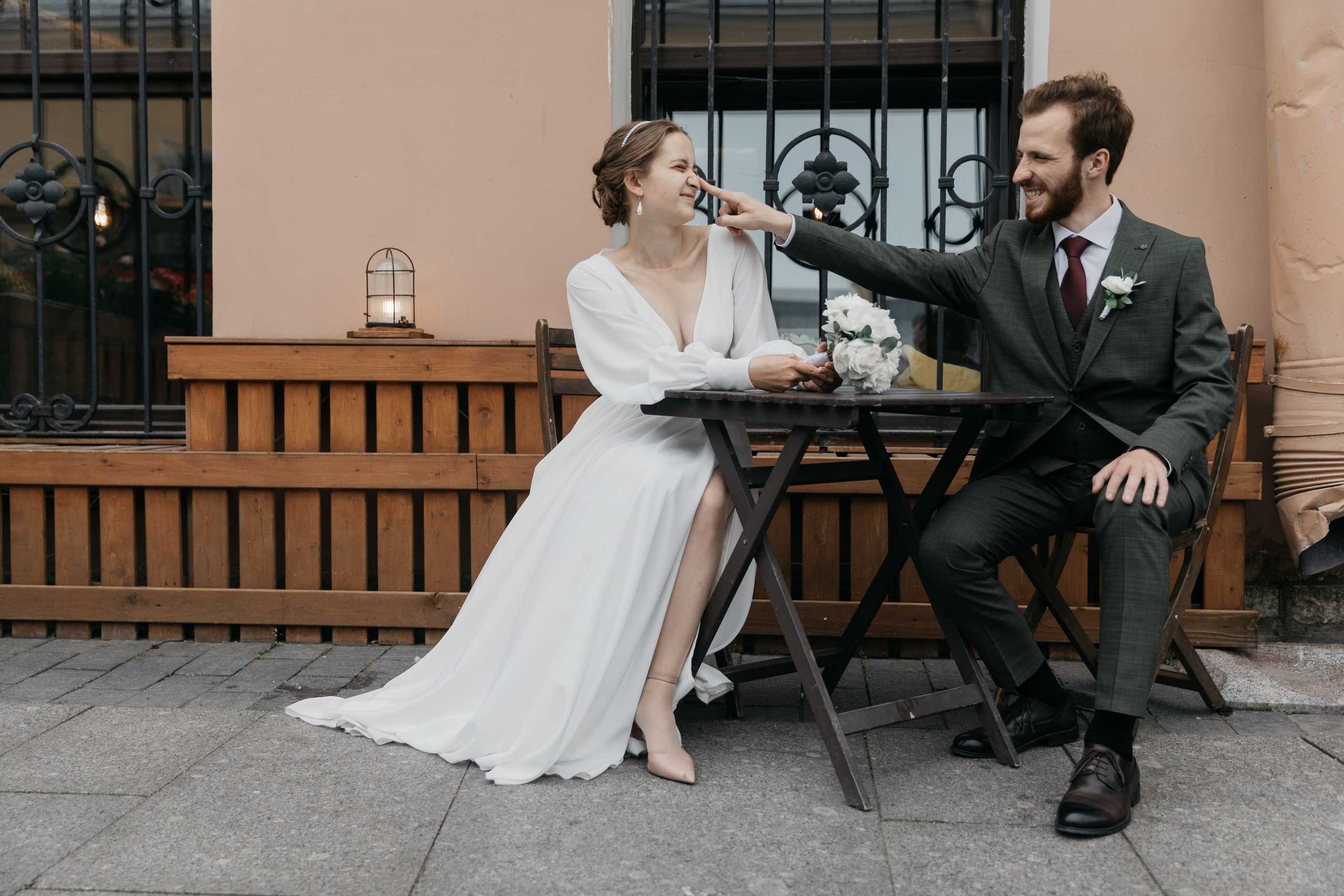 Любовь — противовес этому ужасу, любовь — акт единения и сохранения. Свадебный фотограф в Санкт-Петербурге