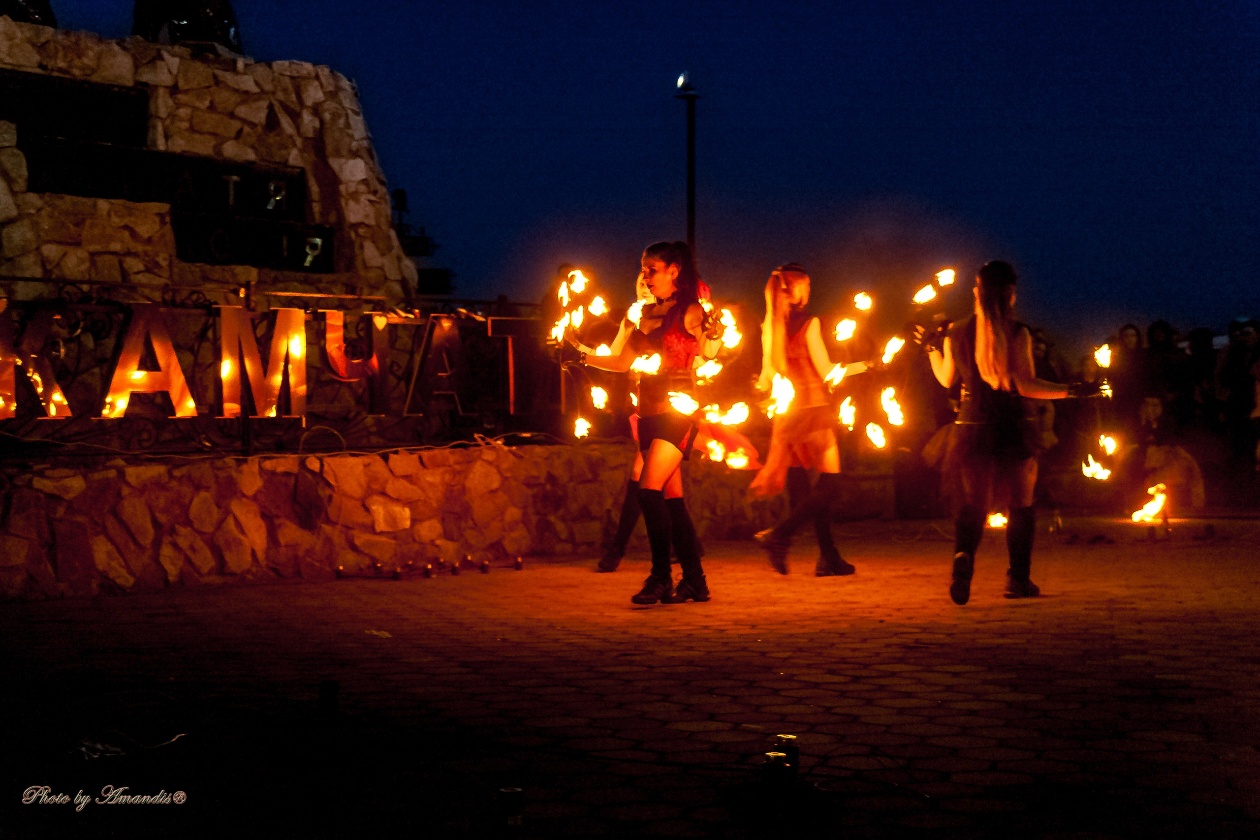 Огненное шоу у памятника «Здесь начинается Россия». Камчатка. Май 2017. Репортажная съемка в Москве и области. Анималистика