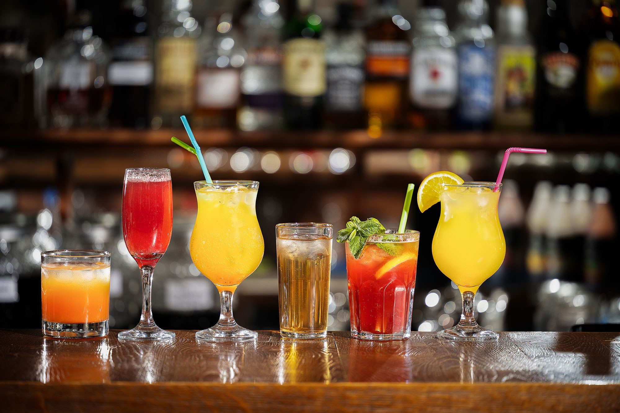 коктейли на барной стойке