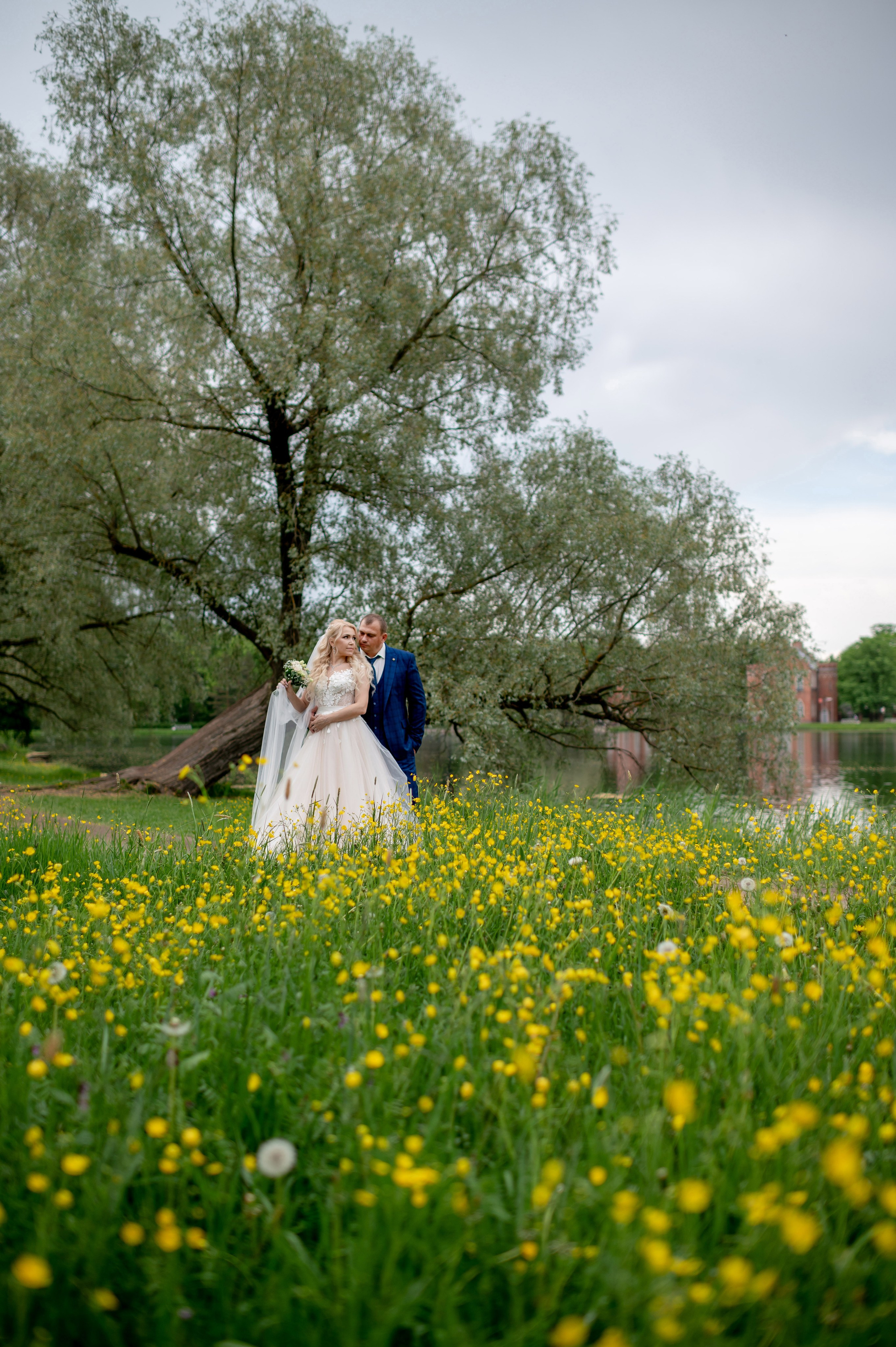 Евгения (фотосессия с малиновым chevrolet camaro, в сирени в Пушкине в Екатерининском парке). Портретный, семейный и свадебный фотограф в Санкт-Петербурге и в Пушкине Ширяев Денис