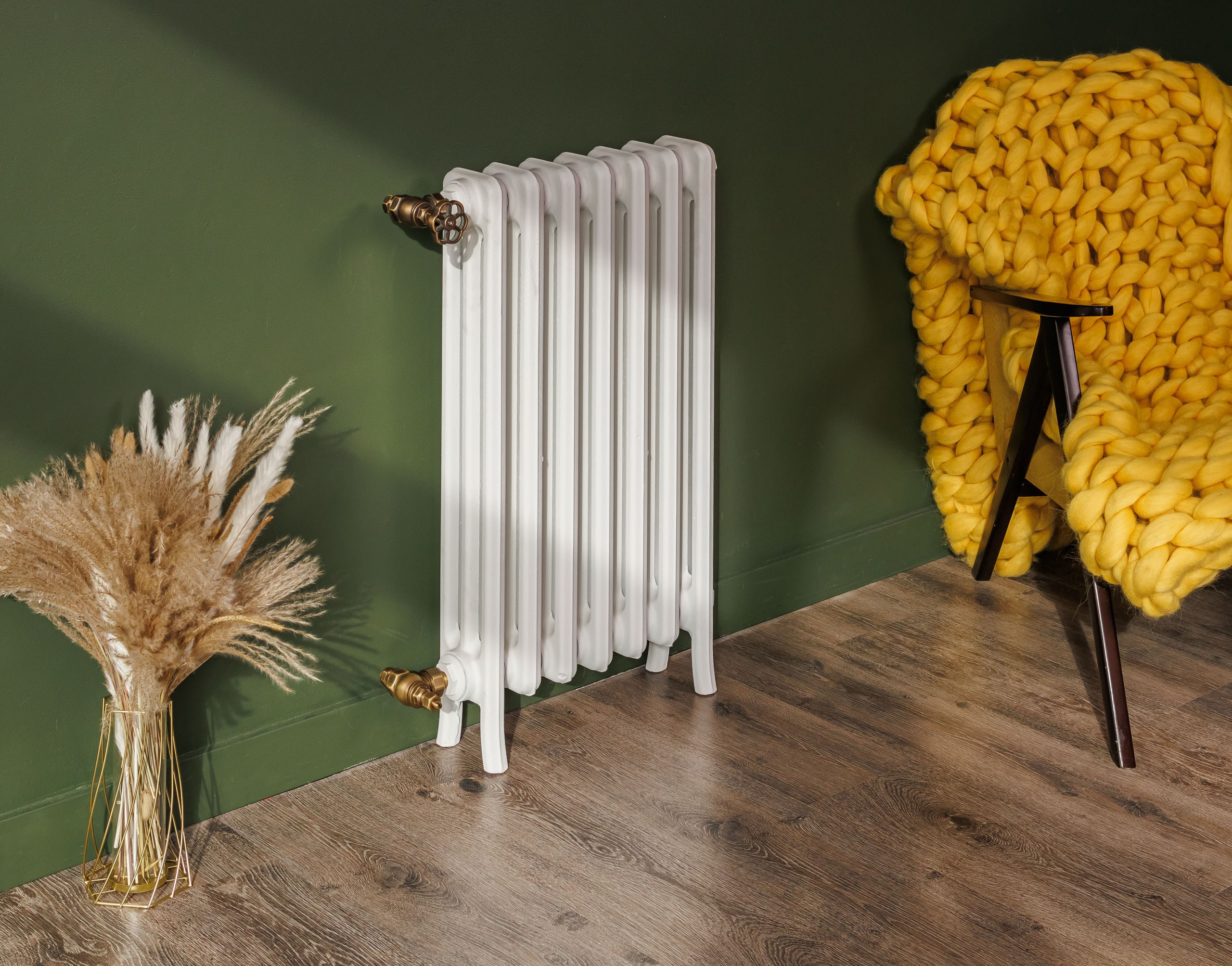 Предметные фотографии дизайнерских радиаторов отопления в стиле ретро