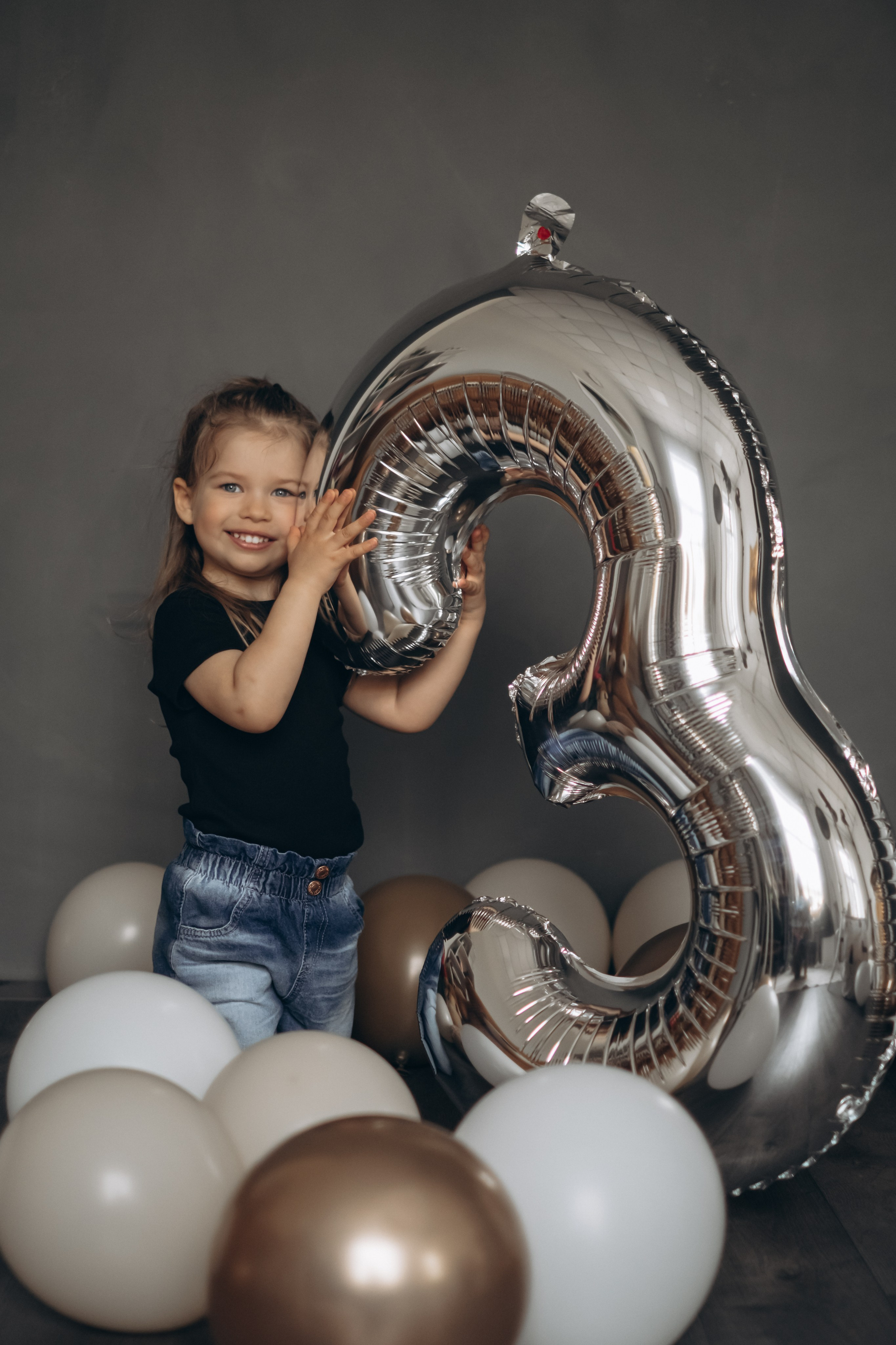 Фотосессия «День рождения» в минималистичной студии. Фотограф Новосибирск Анна Рождественская