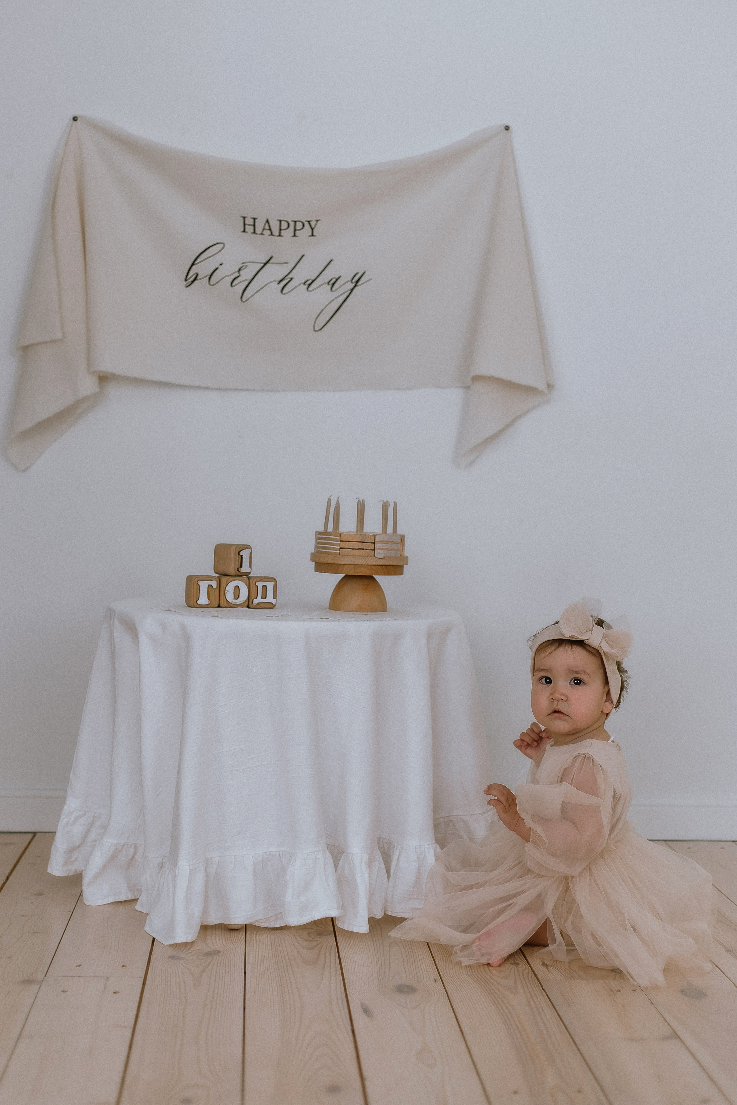 Фотосессия в первый День Рождения: подскажу с выбором локации, образов, идеи для съёмки. На съёмке подскажу с позированием, сниму без доплат бэк, который сможете использовать в монтаже для праздничного видео.