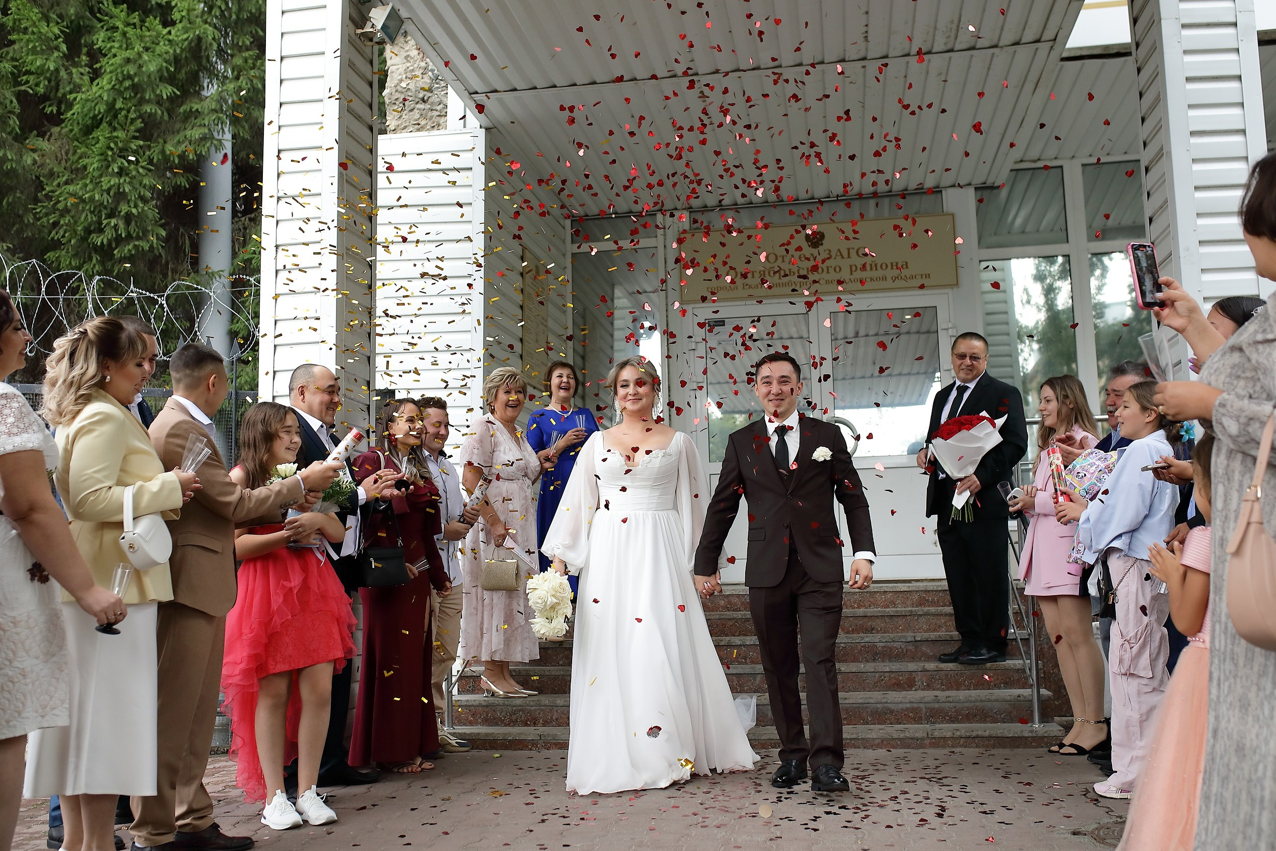 выход молодоженов из ЗАГСа