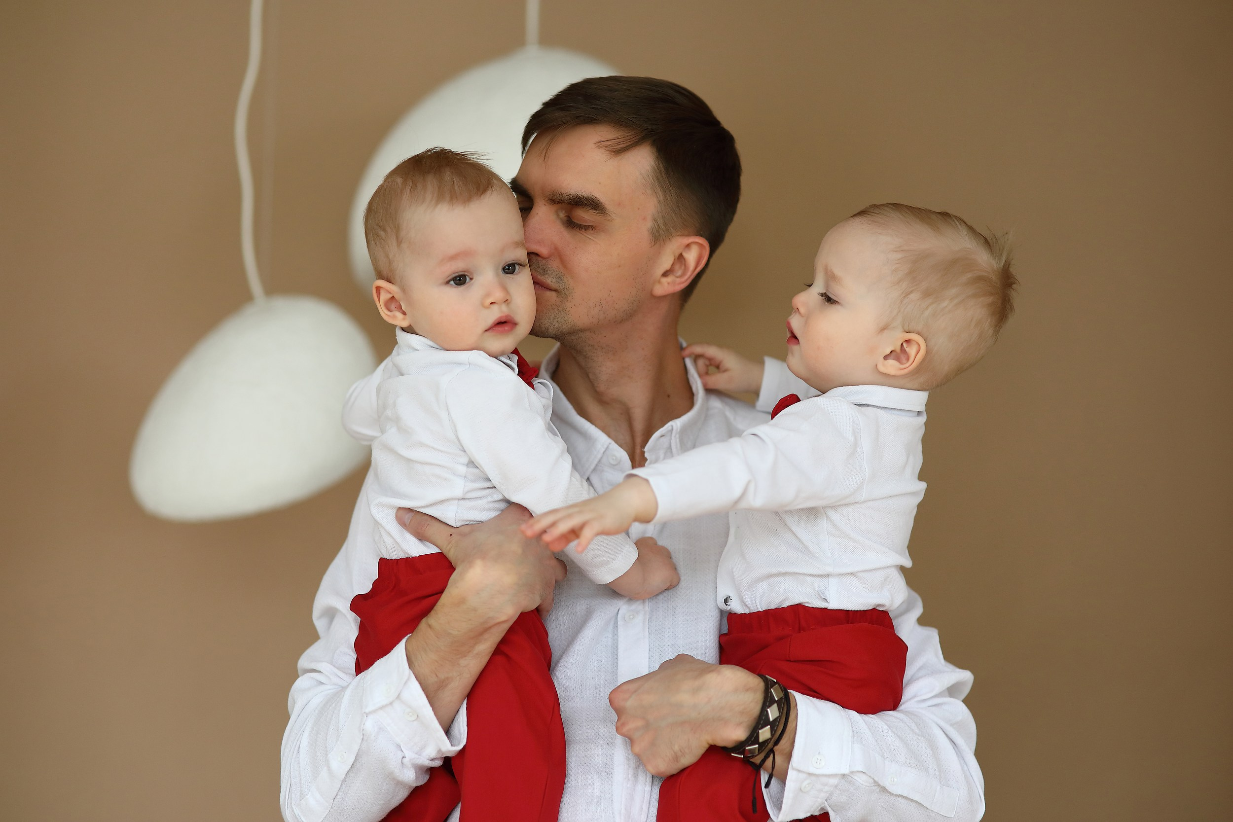 Семейные фотосессии в студии. Свадебный и семейный фотограф и видеограф в Екатеринбурге Полянские Тимур и Анастасия