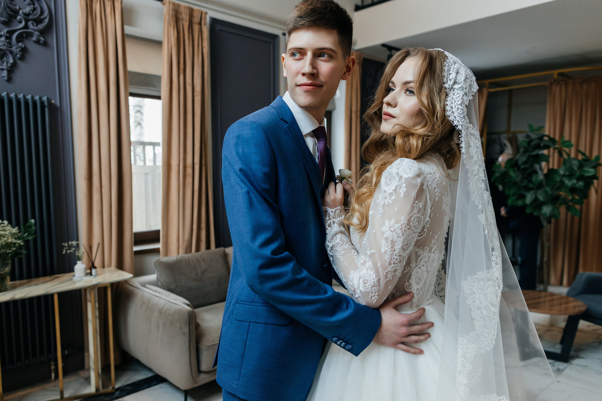 Роскошное утро пары в номере отеля. Олег Сверчков | Свадебный фотограф Вологда