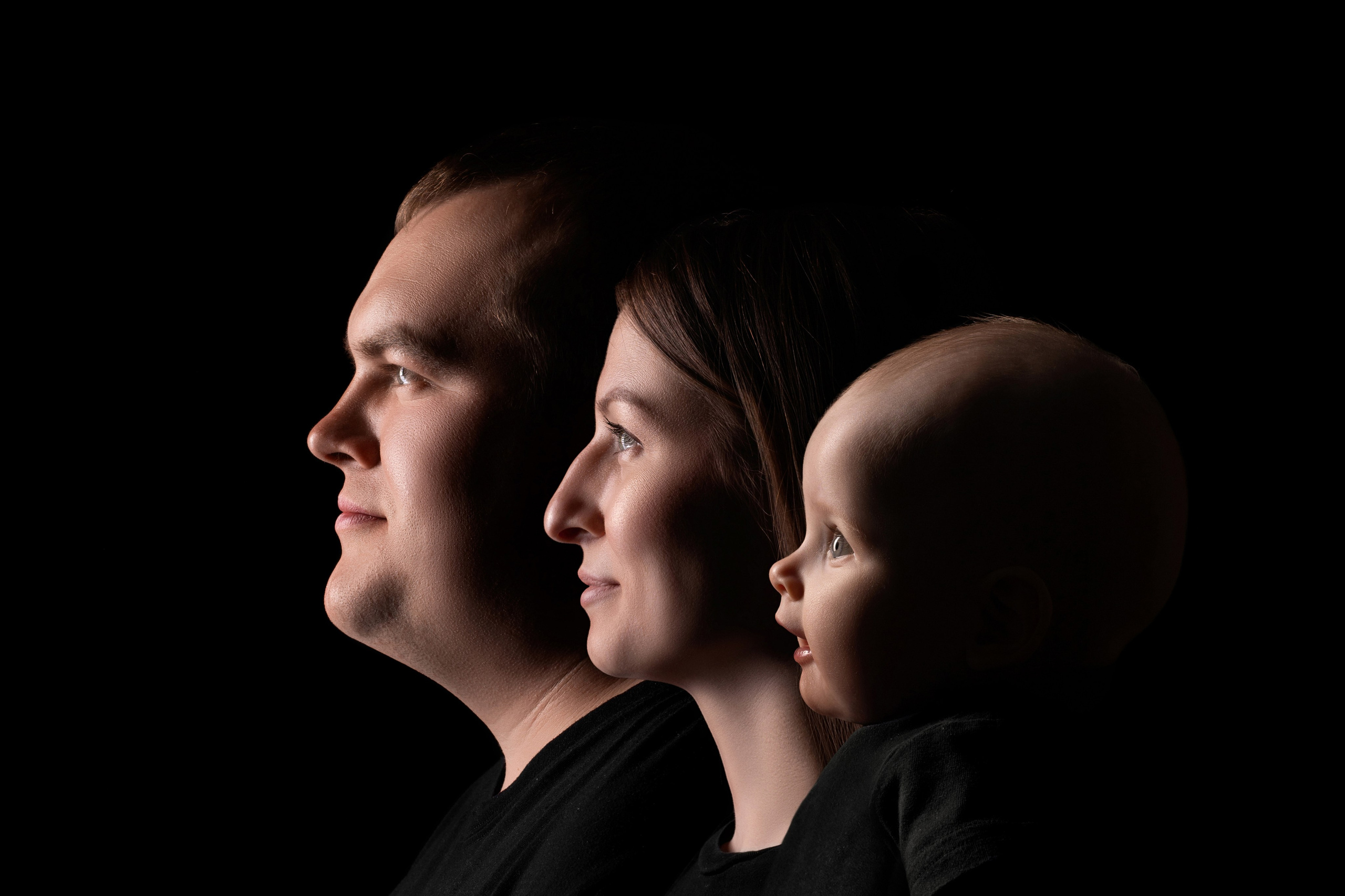 Портрет на черном фоне. Фотограф беременности Черникова Анна. Тюмень