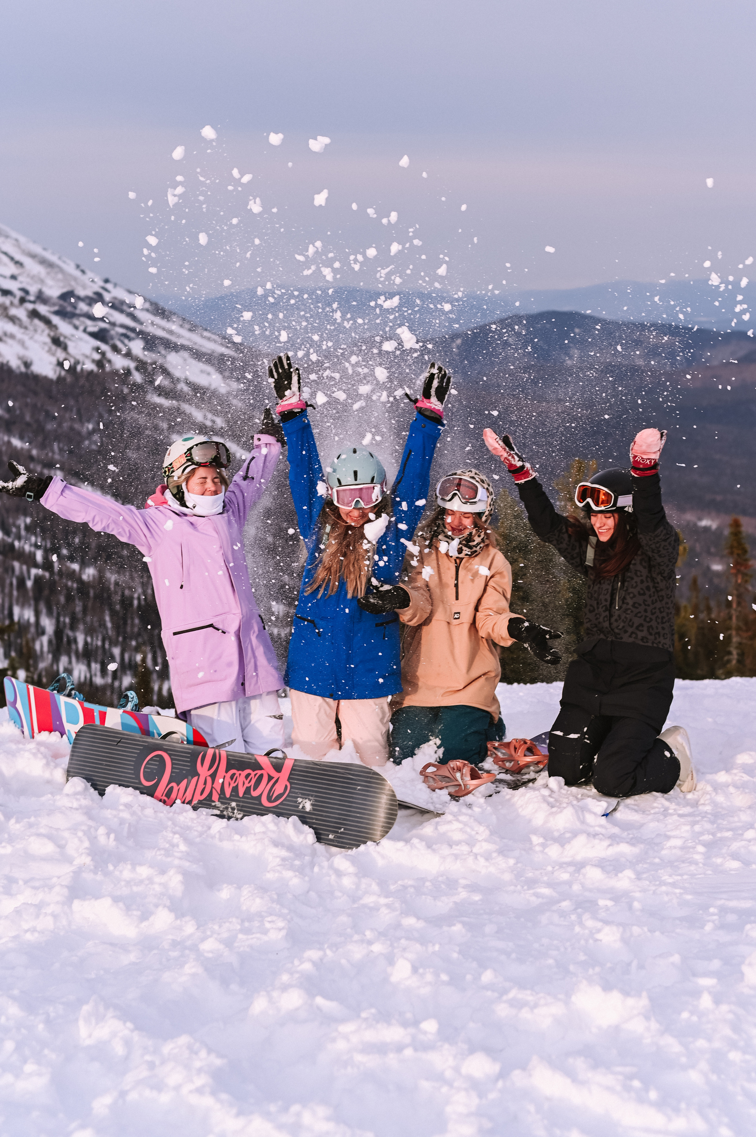 Девушки подбрасывают снег