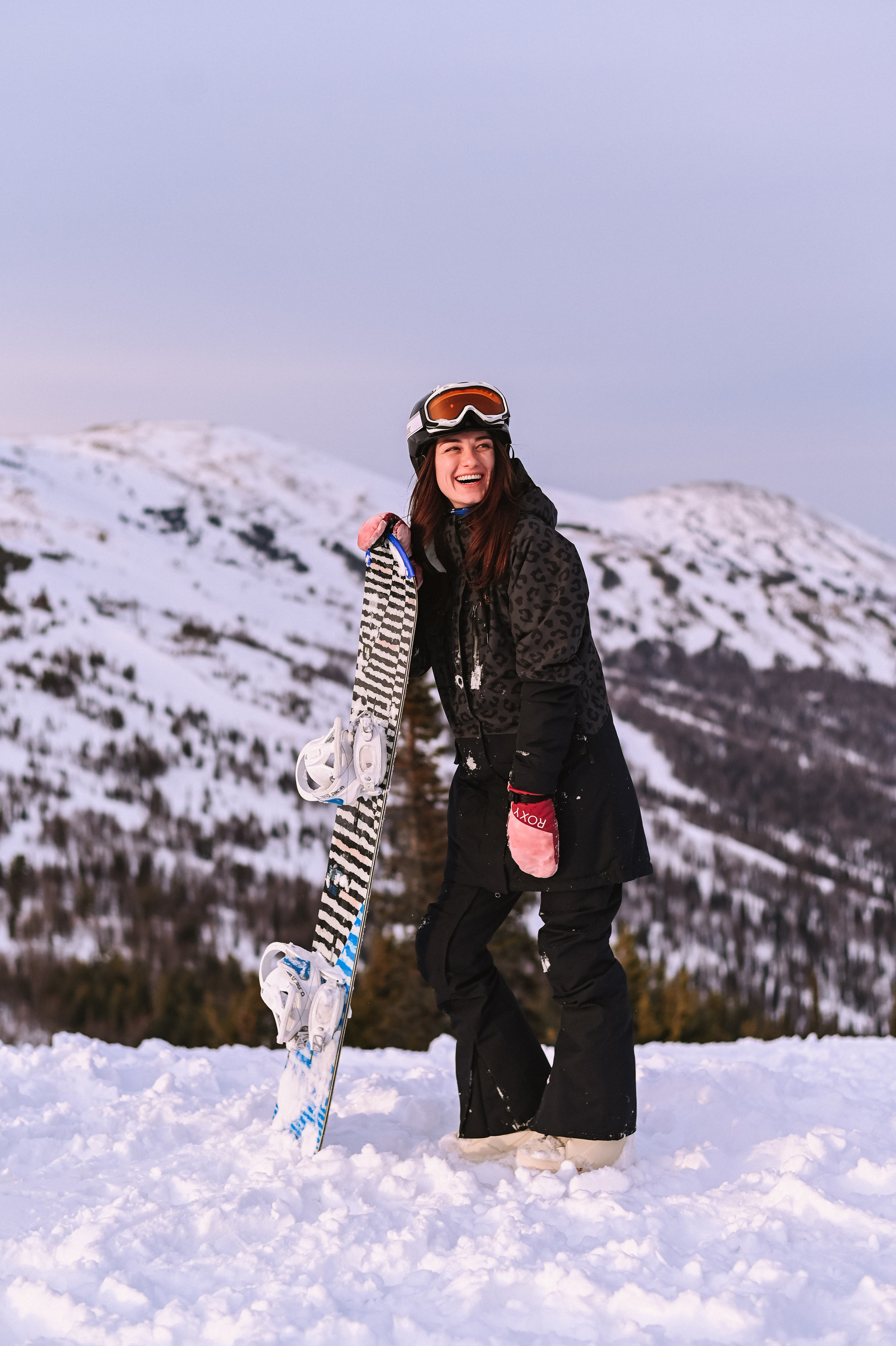 Девушка со сноубордом