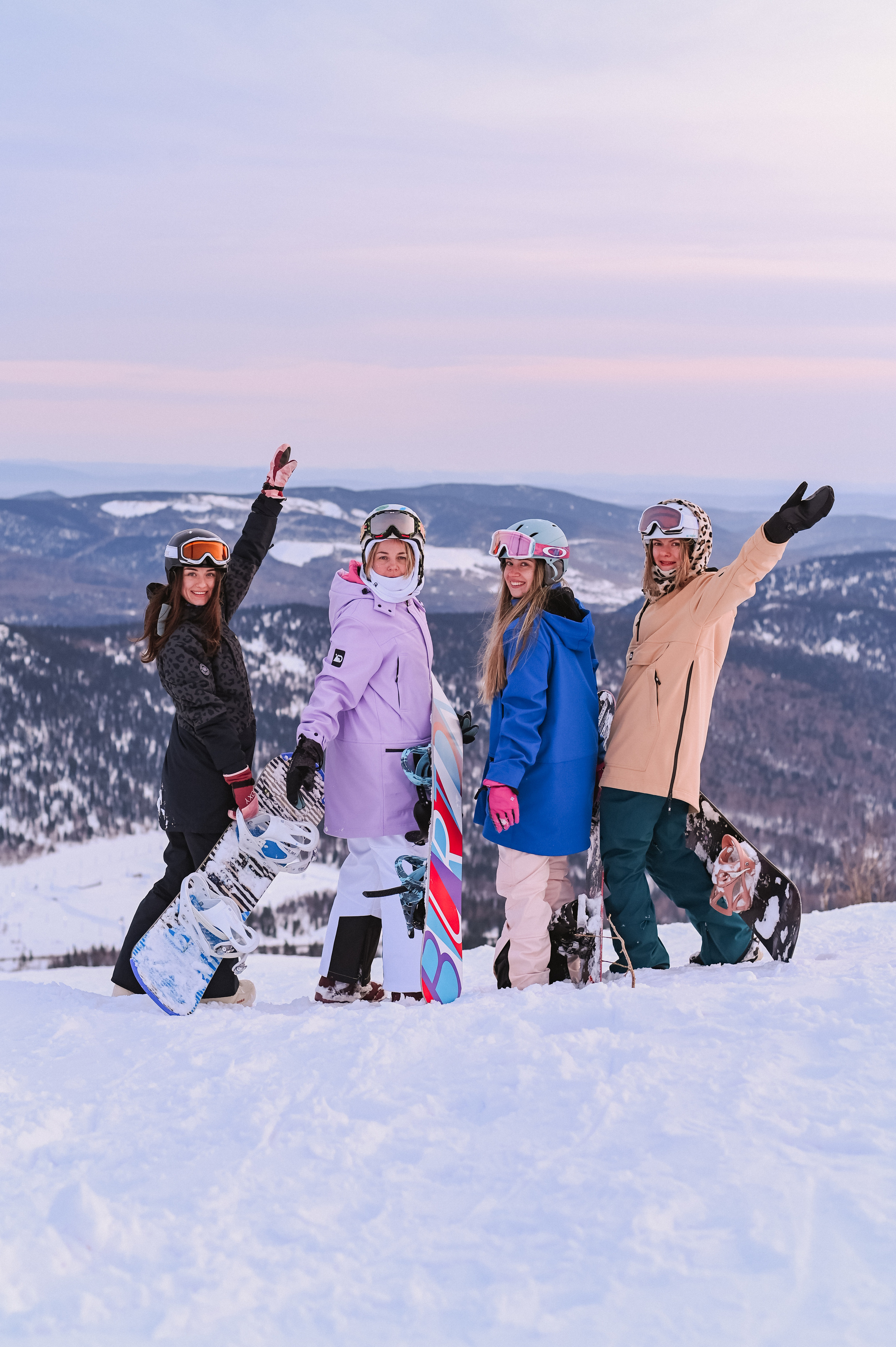 Сноубордистки на закате