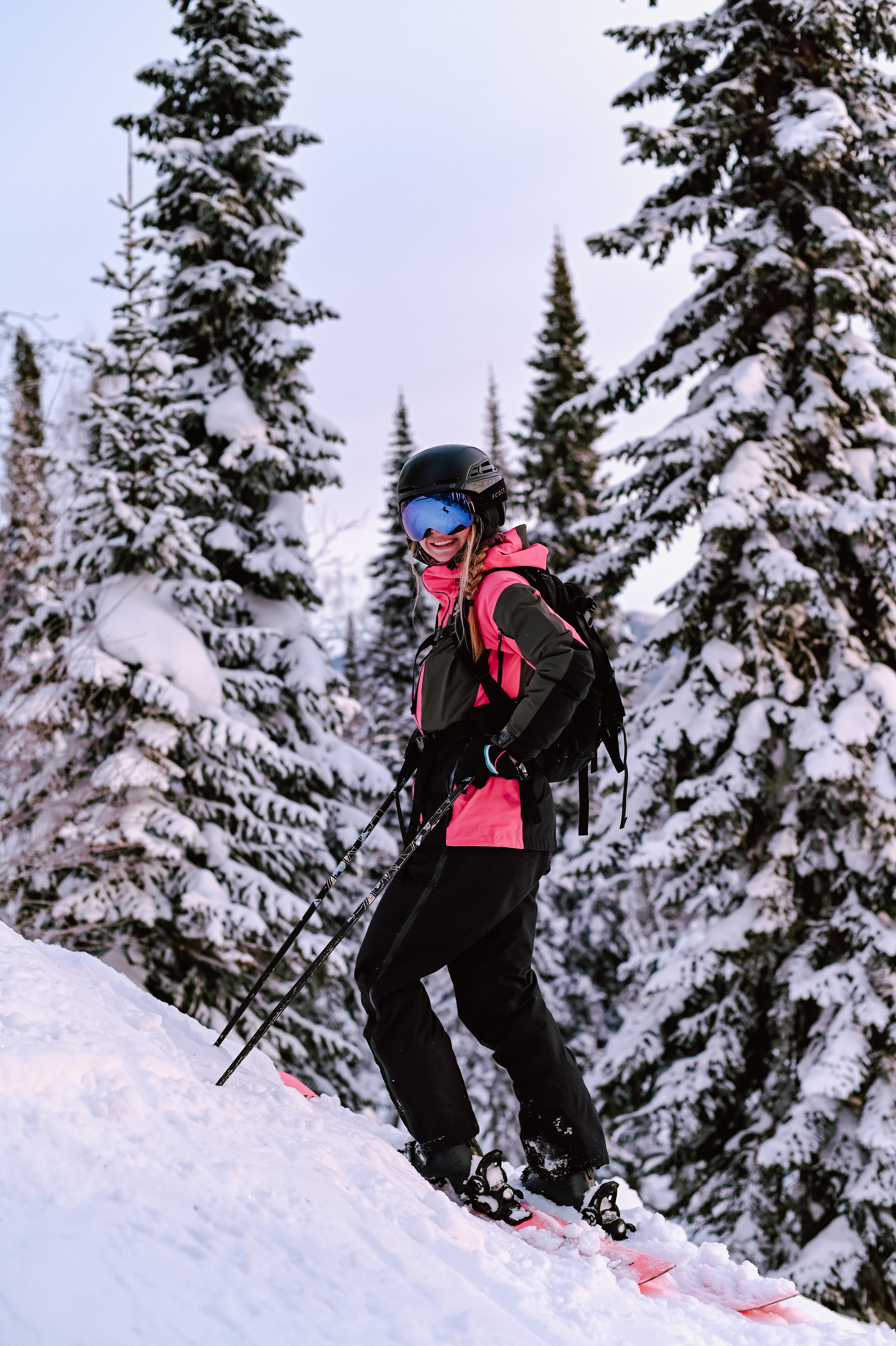 Фотосессия в снежном лесу на лыжах