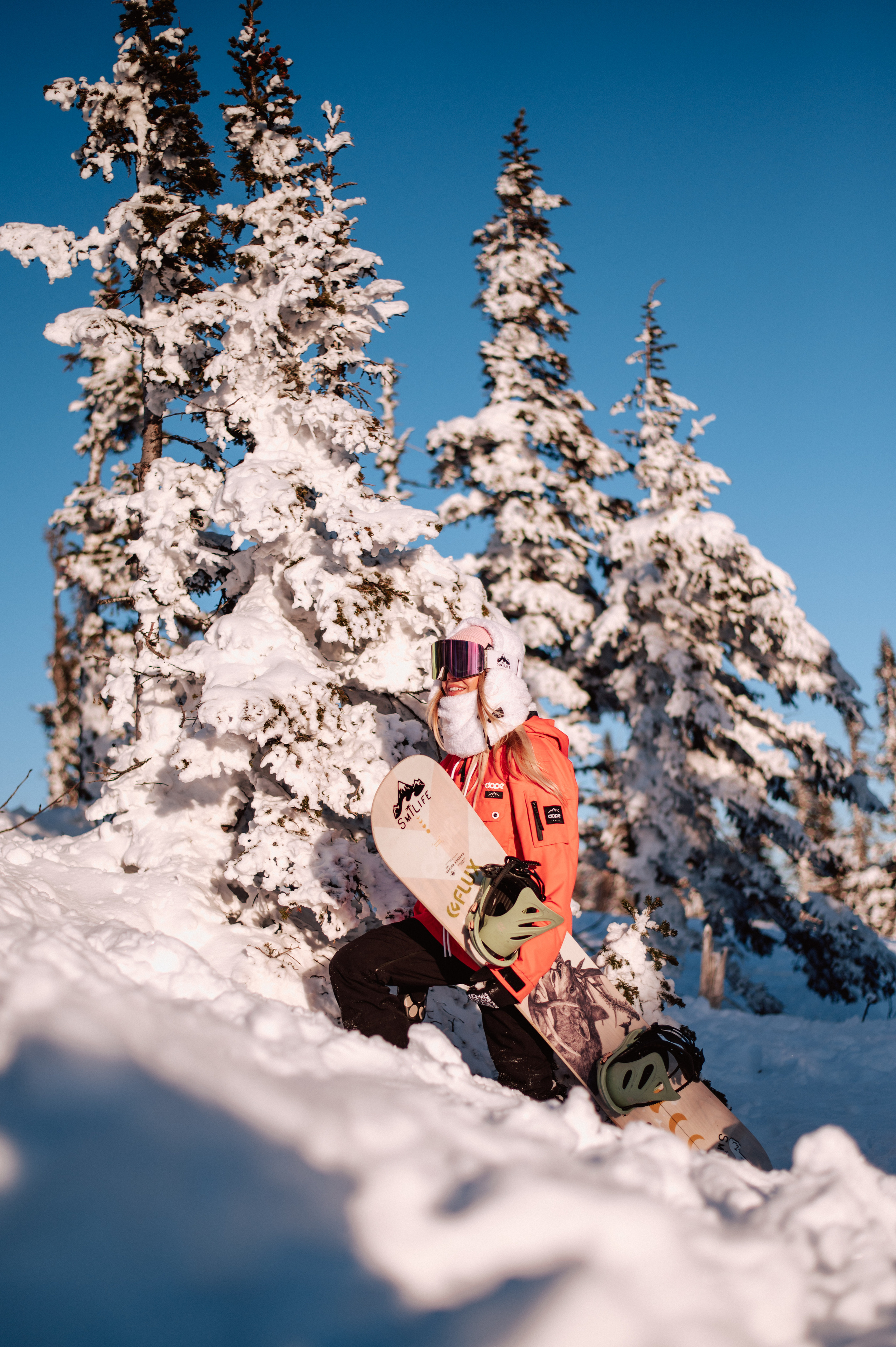 Девушка со сноубордом в лесу