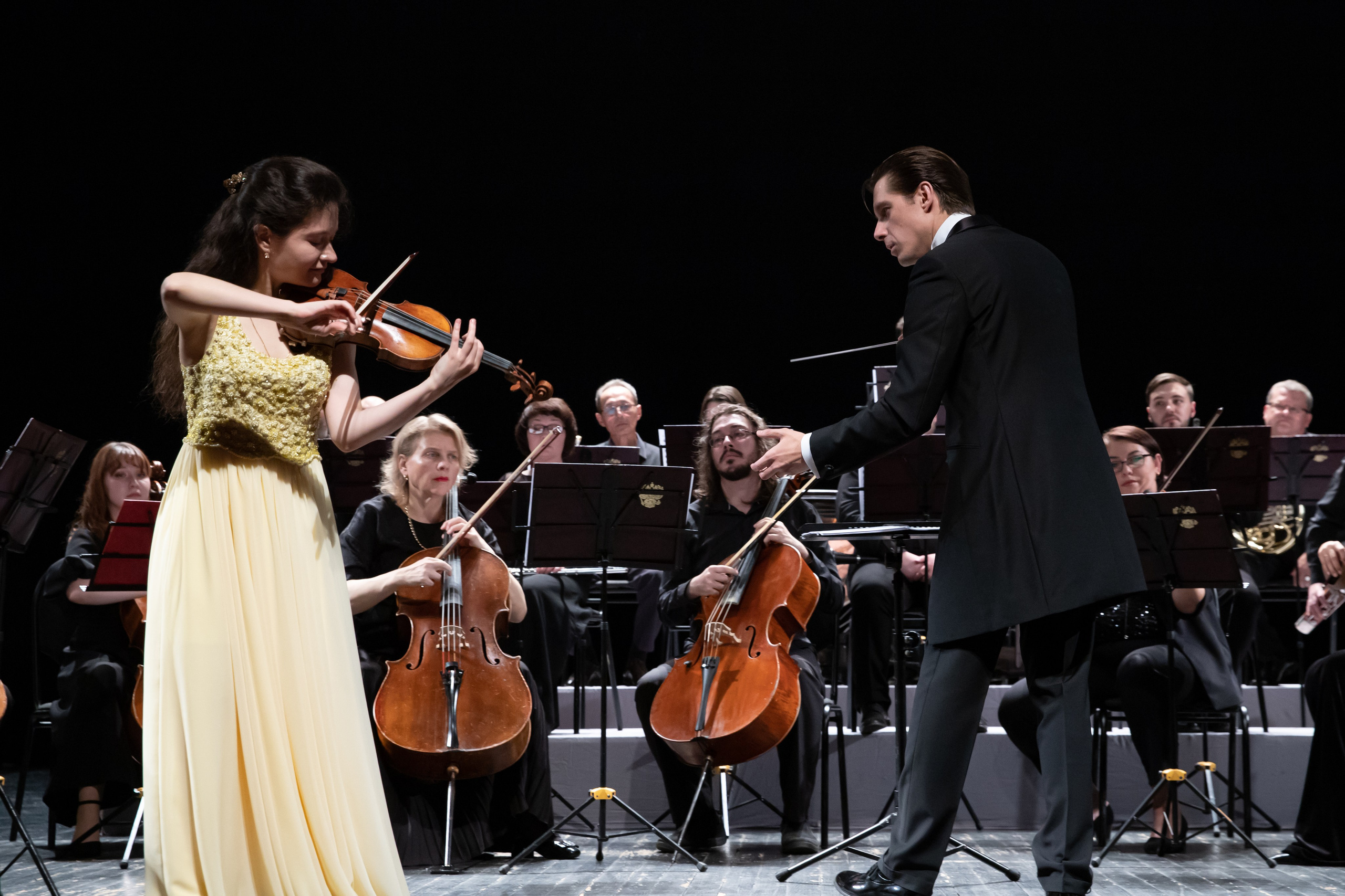 На сцене. Скрипачка Анна Савкина