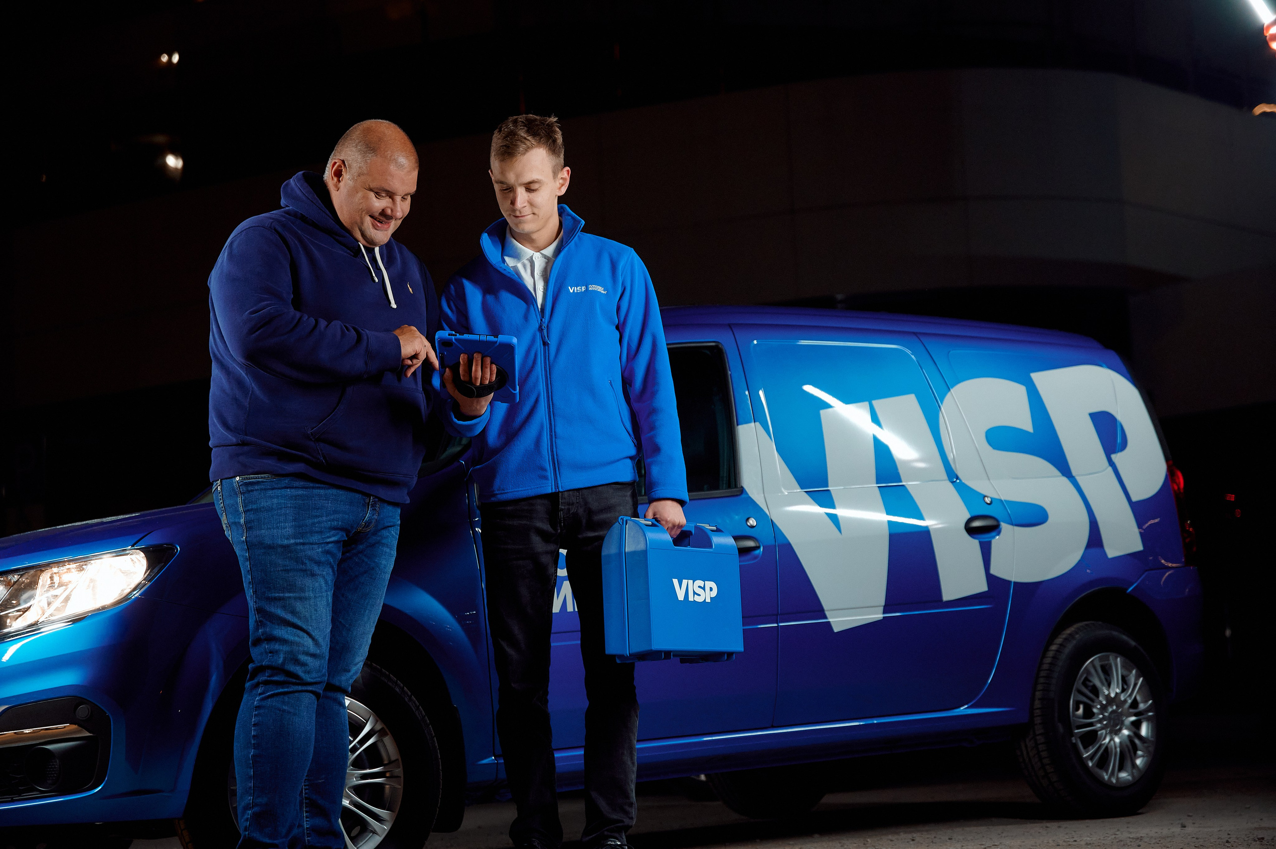 Рекламная фотография нового автомобиля в урбанистической среде Екатеринбурга