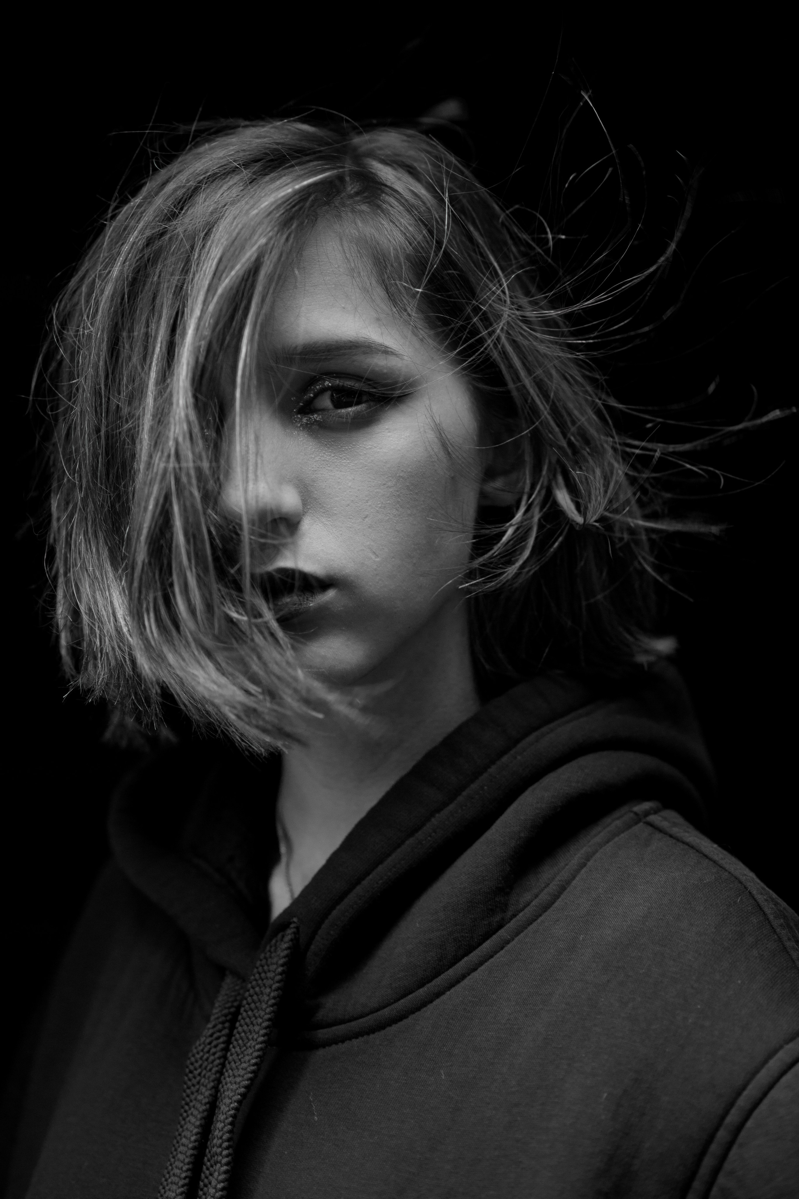 Фотосессия на 18тилетие на территории Красного октября в черной толстовке, крупный план черно-белый портрет