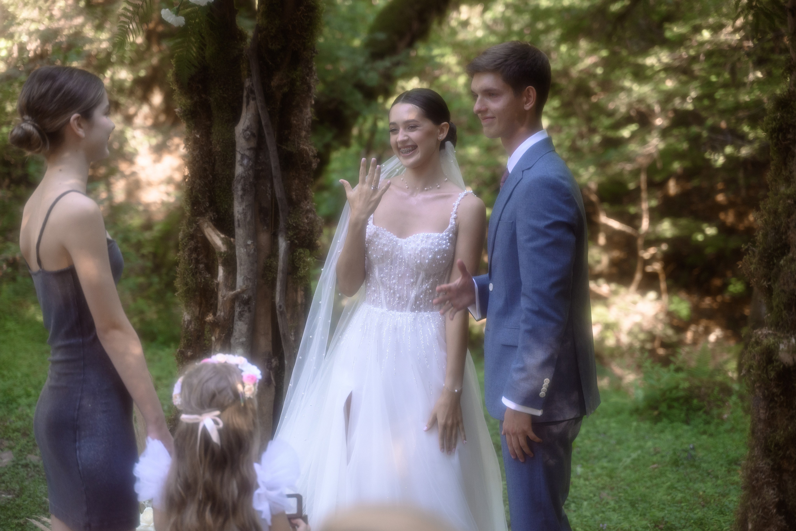 Молодожены на выездной свадьбе в Сочи в окружении природы