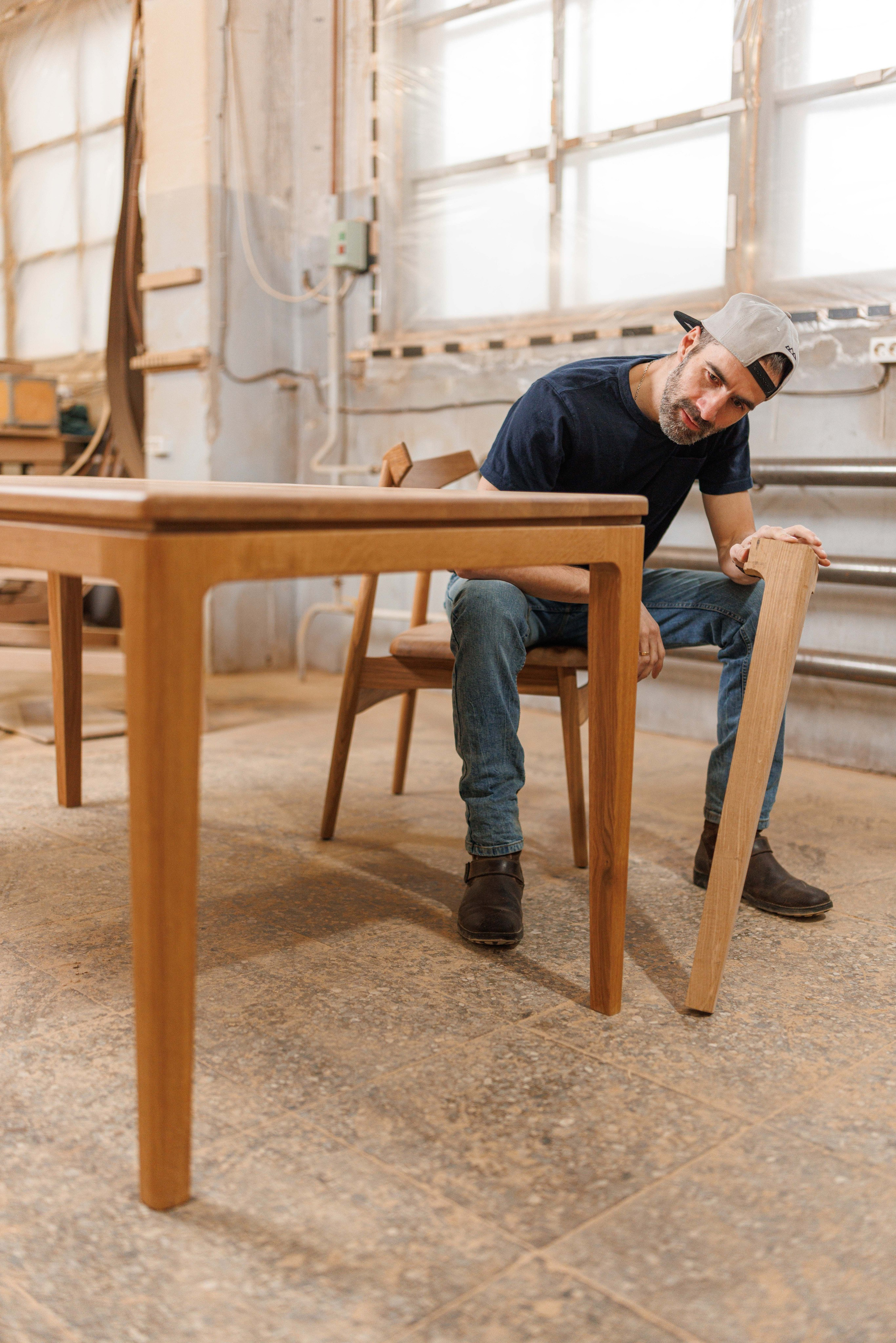 Артур и его стулья. Фотограф Балаев Михаил