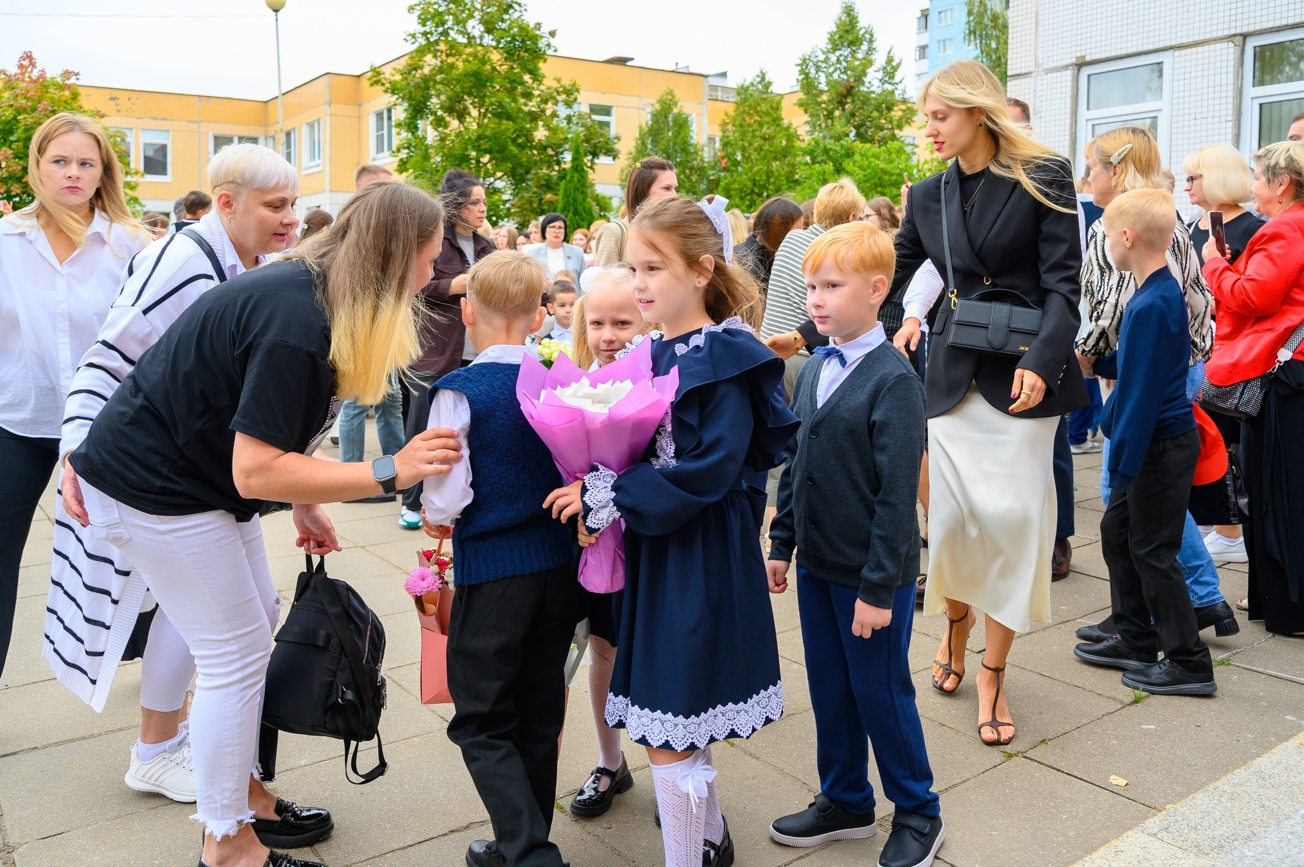 Вот звучит первый звонок, перед этим долгое приготовление к новому этапу в жизни, Яромир идет в школу. Фотоуслуги, услуги фотографа, фотографирование важных событий