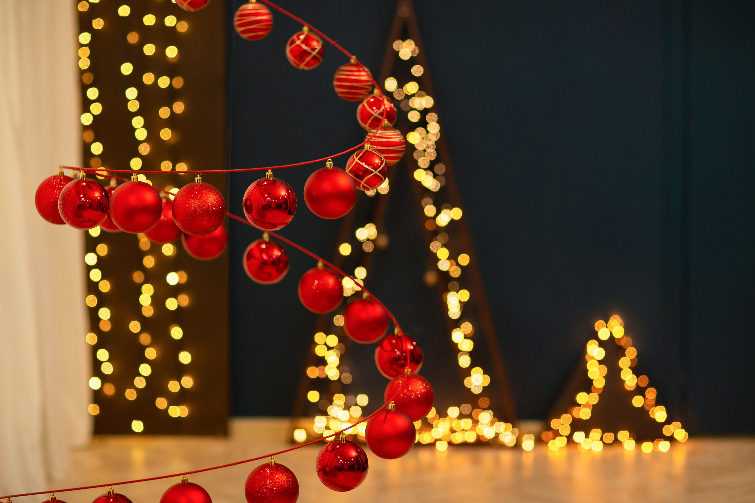 Аренда фотостудии Темиртау. Новый год 2024. Фотосессии в интерьере. Необычная елка.