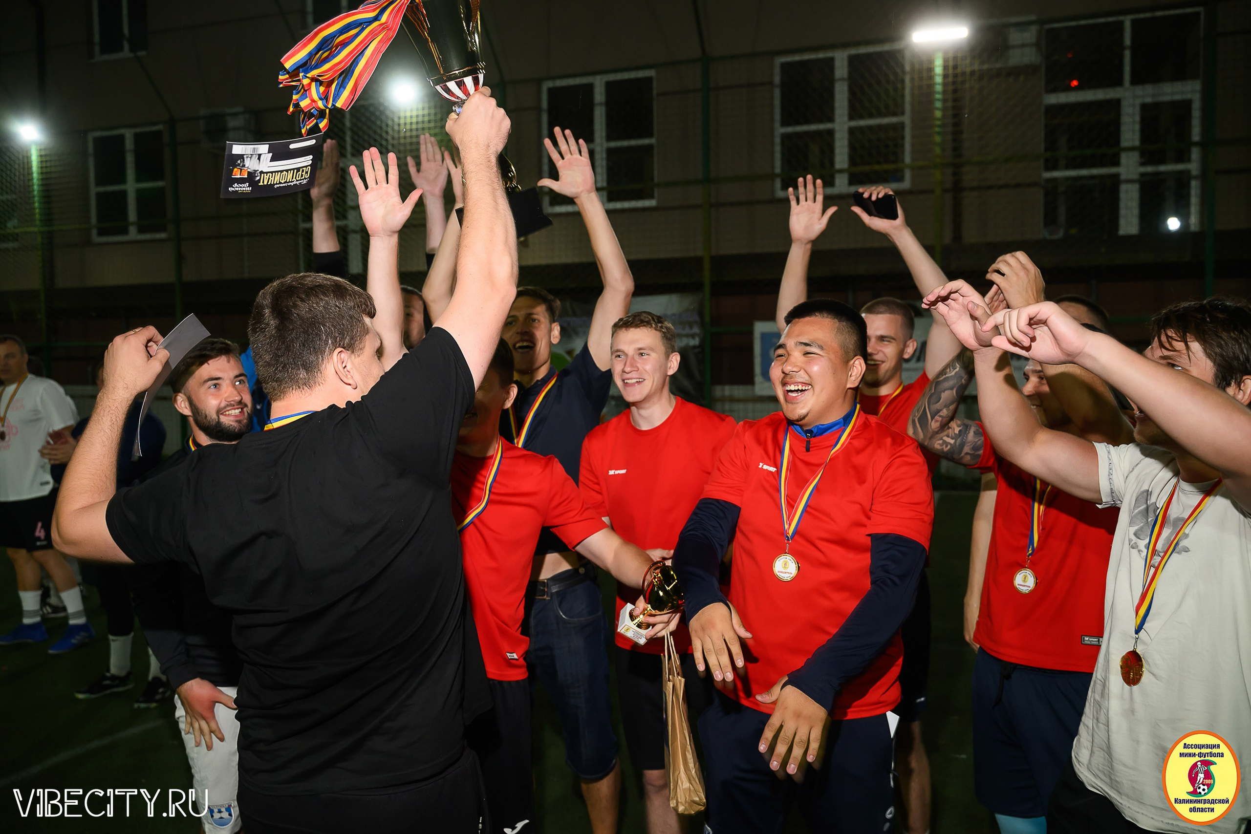 ФИНАЛЬНЫЕ ИГРЫ КУБКА МИНИ-ФУТБОЛЬНОЙ ЛИГИ И КУБКА КОРПОРАТИВНОЙ МФЛ 2025. VIBECITY.RU Вайб Сити Ру Фоторепортажи Фотоотчеты Калининград