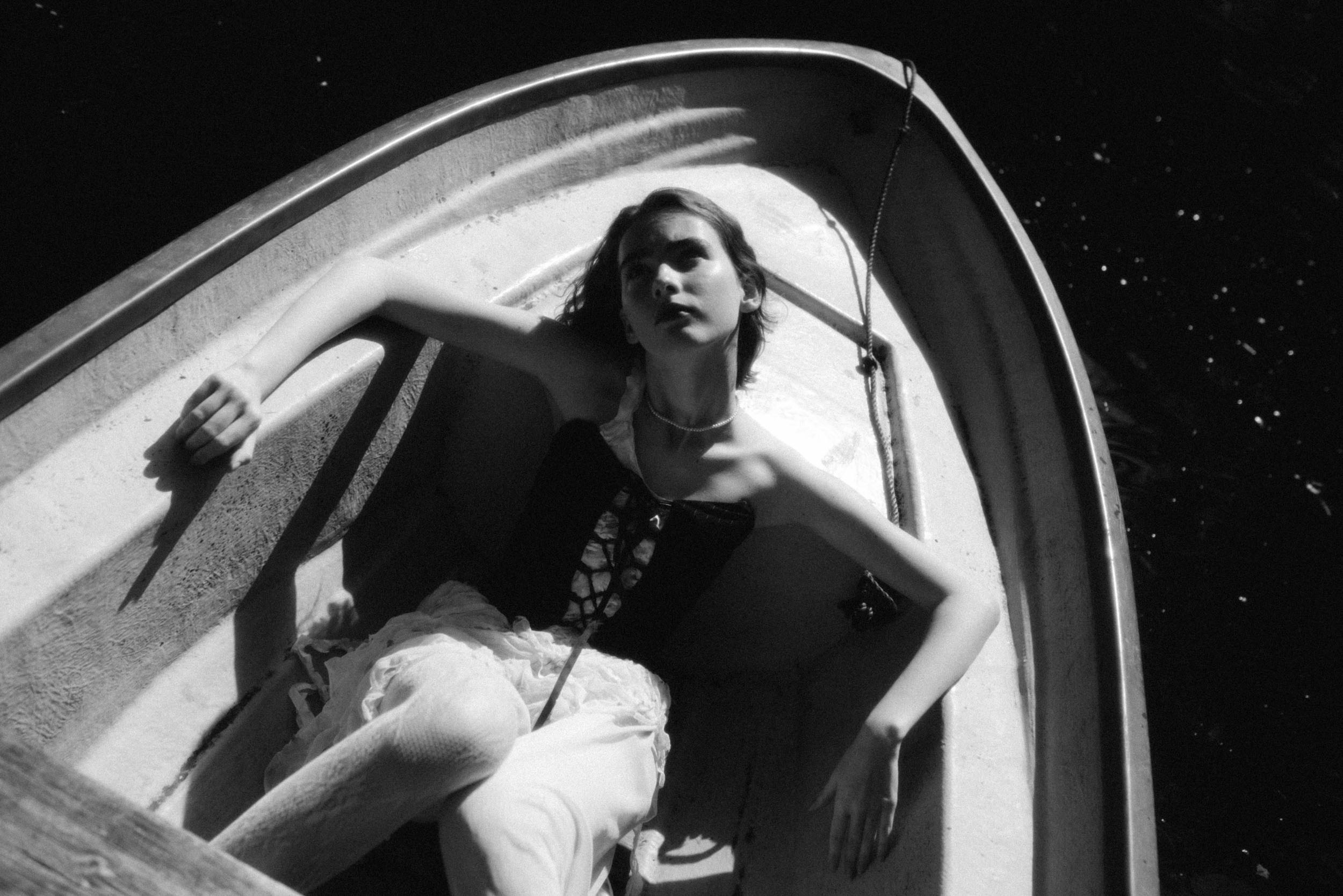 Молодая девушка в лодке