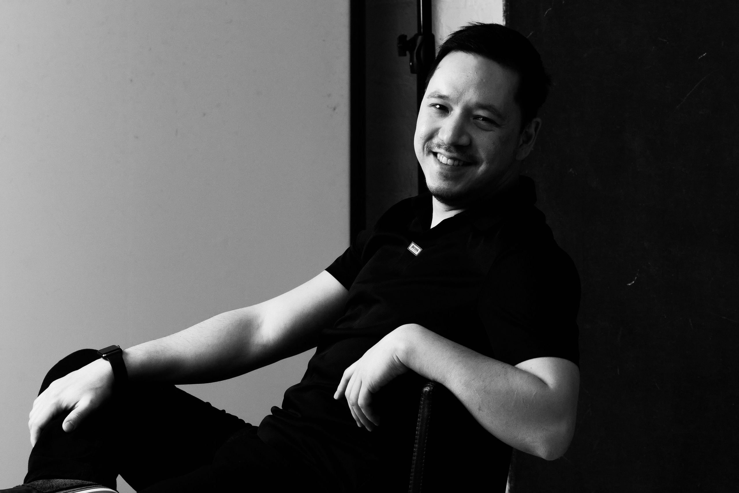 Мужской портрет, фотосессия мужчины на циклораме в фотостудии State в СПб