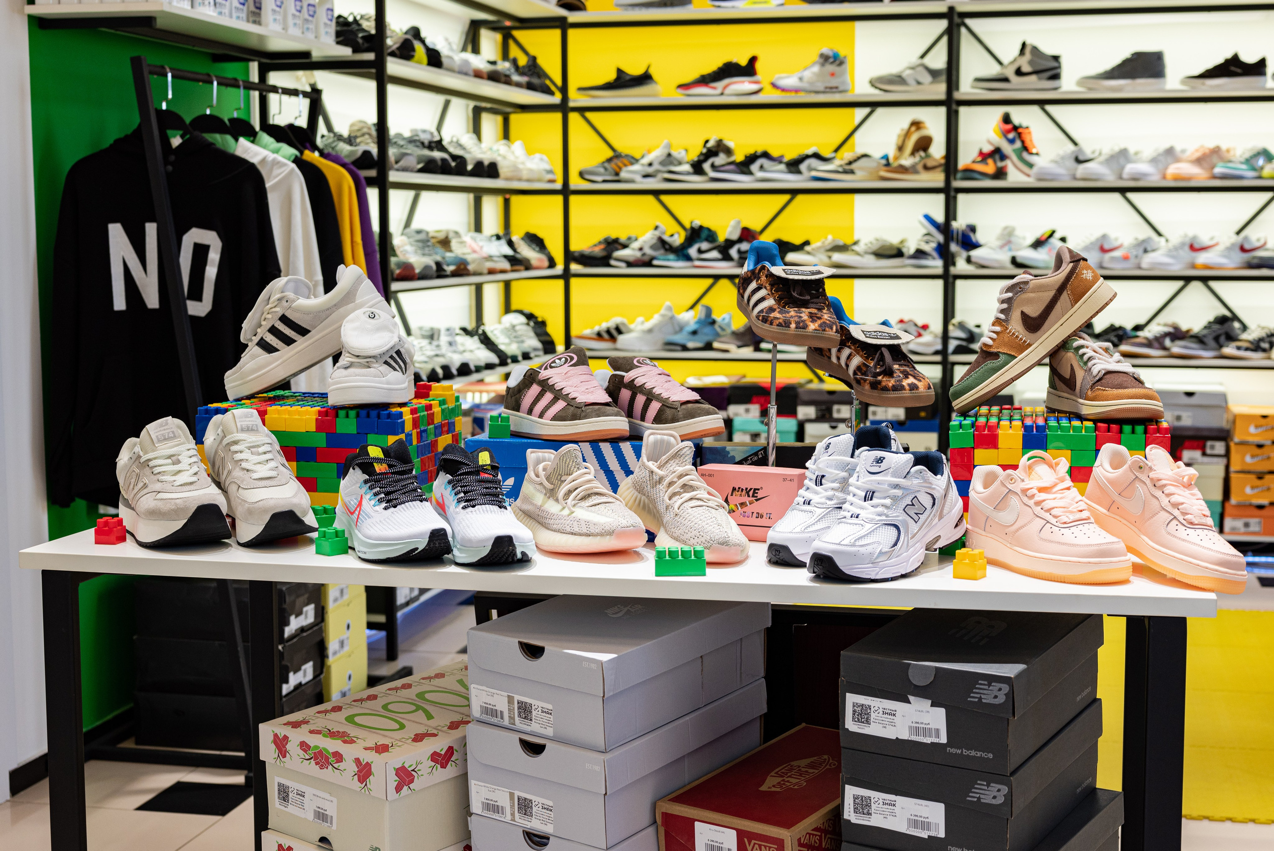 Магазин кроссовок. Предметный фотограф, фото для маркетплейсов Пятигорск, КМВ