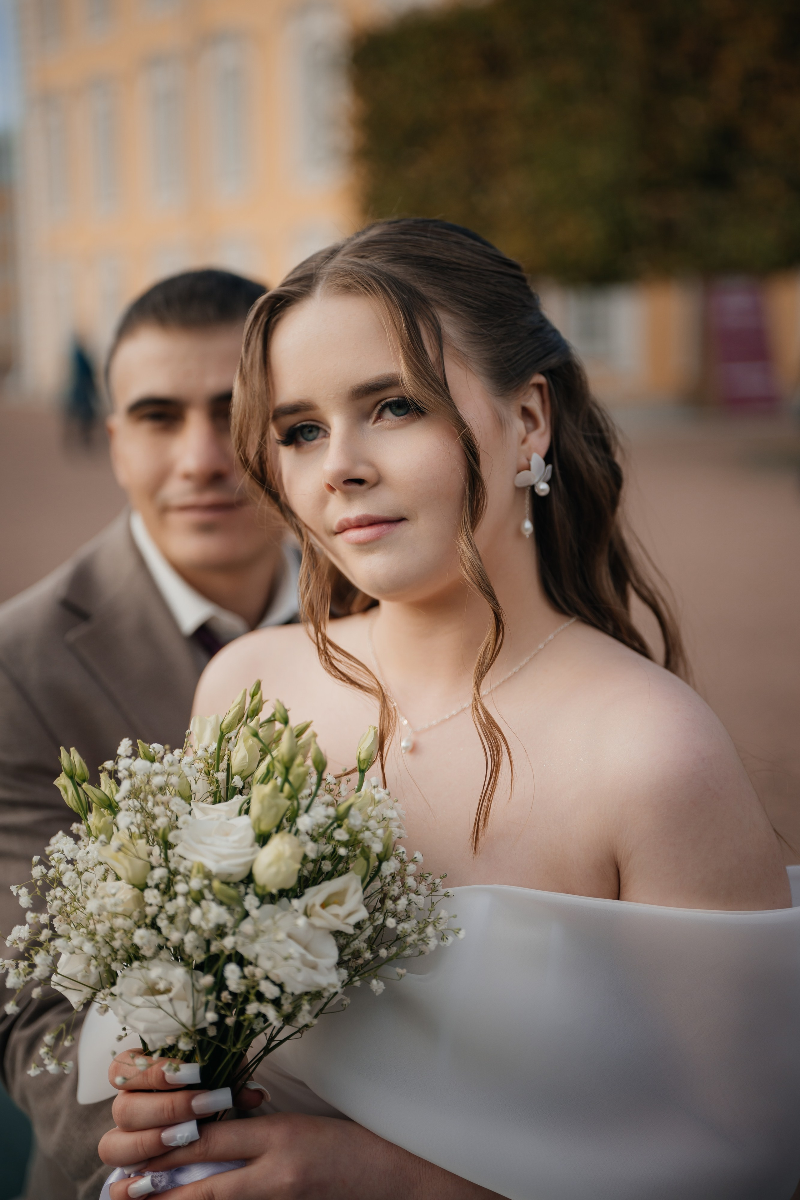 Свадебная фотосессия в ЗАГСе Петергофа. Свадебный фотограф Александр Невский в Санкт-Петербурге