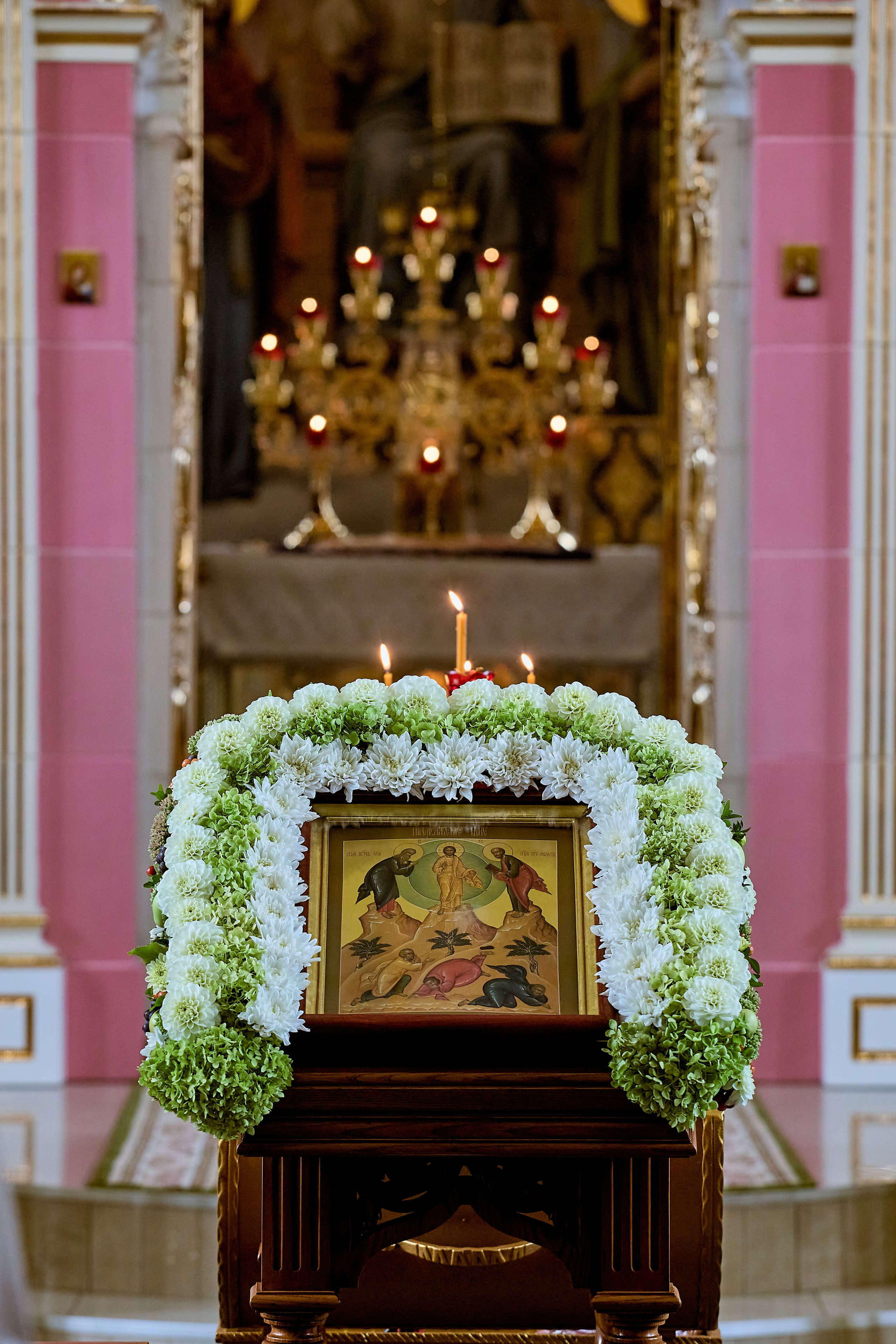 Праздничная икона Преображение Господа Бога и Спаса нашего Иисуса Христа украшенная цветами. Флорист Жанна Поздеева