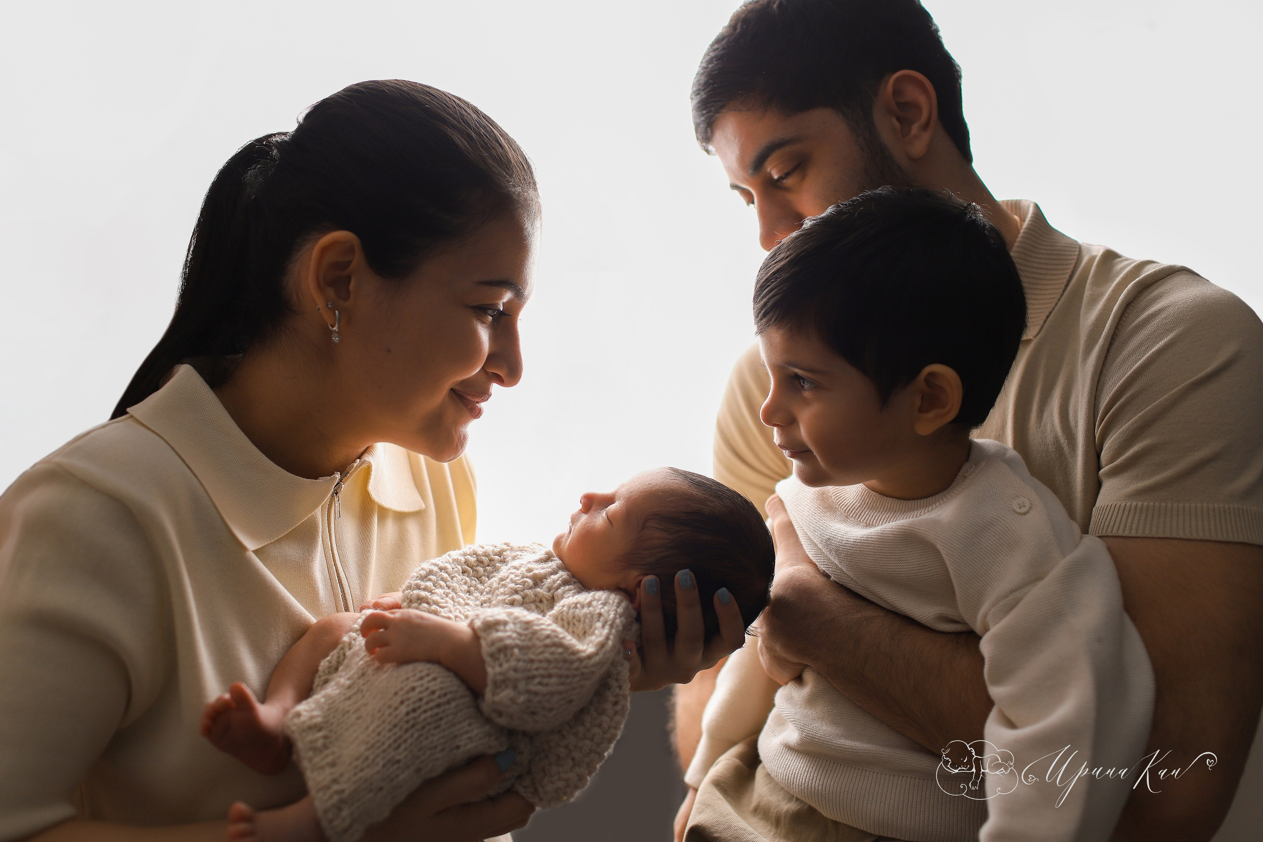 Новорожденные фото с родителями. Ирина Кан Фотограф новорожденных в Екатеринбурге