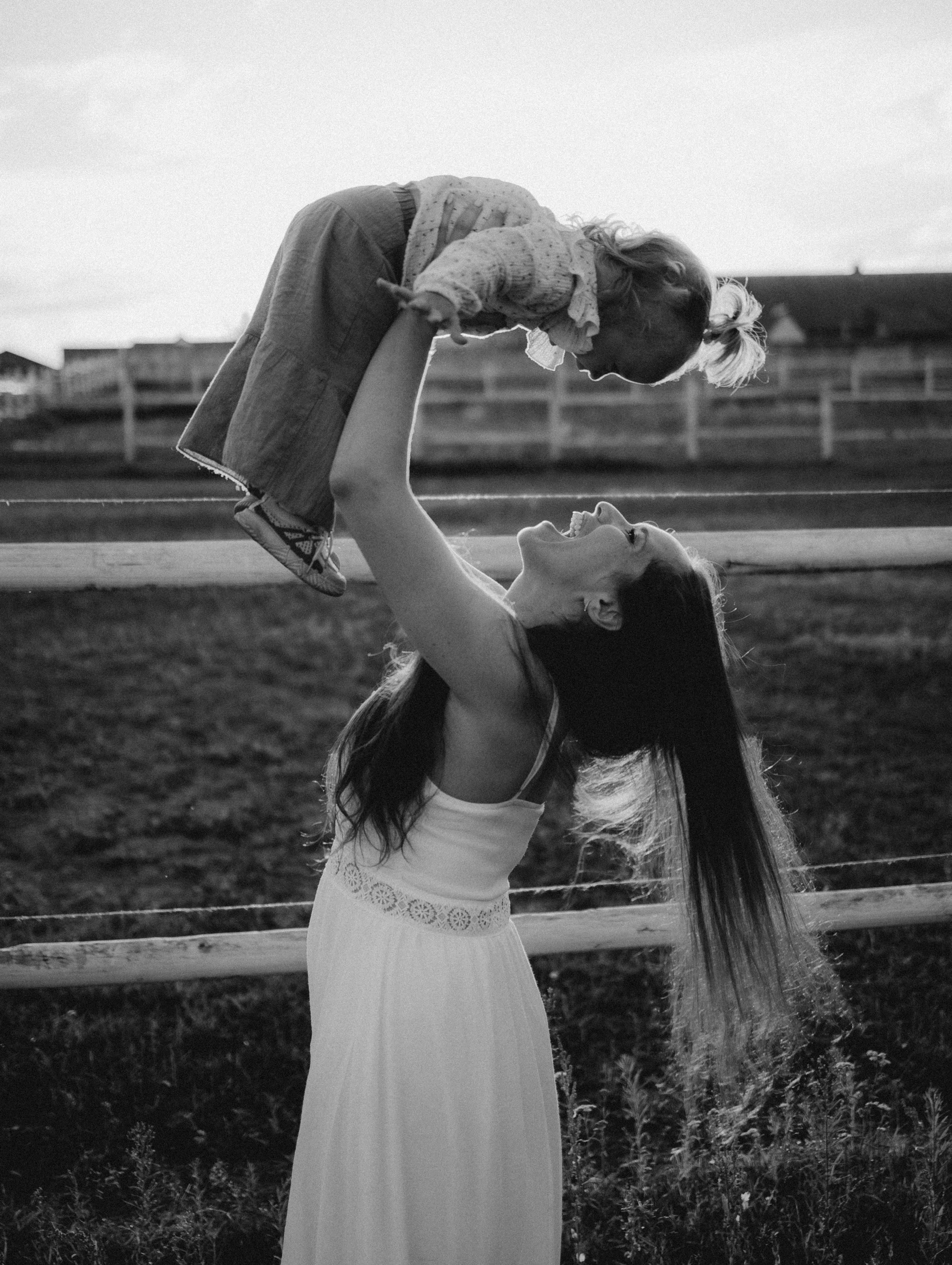 Фотосессия мамы и дочки в поле. Фотограф Углич и Ярославль Ольга Тятюшкина