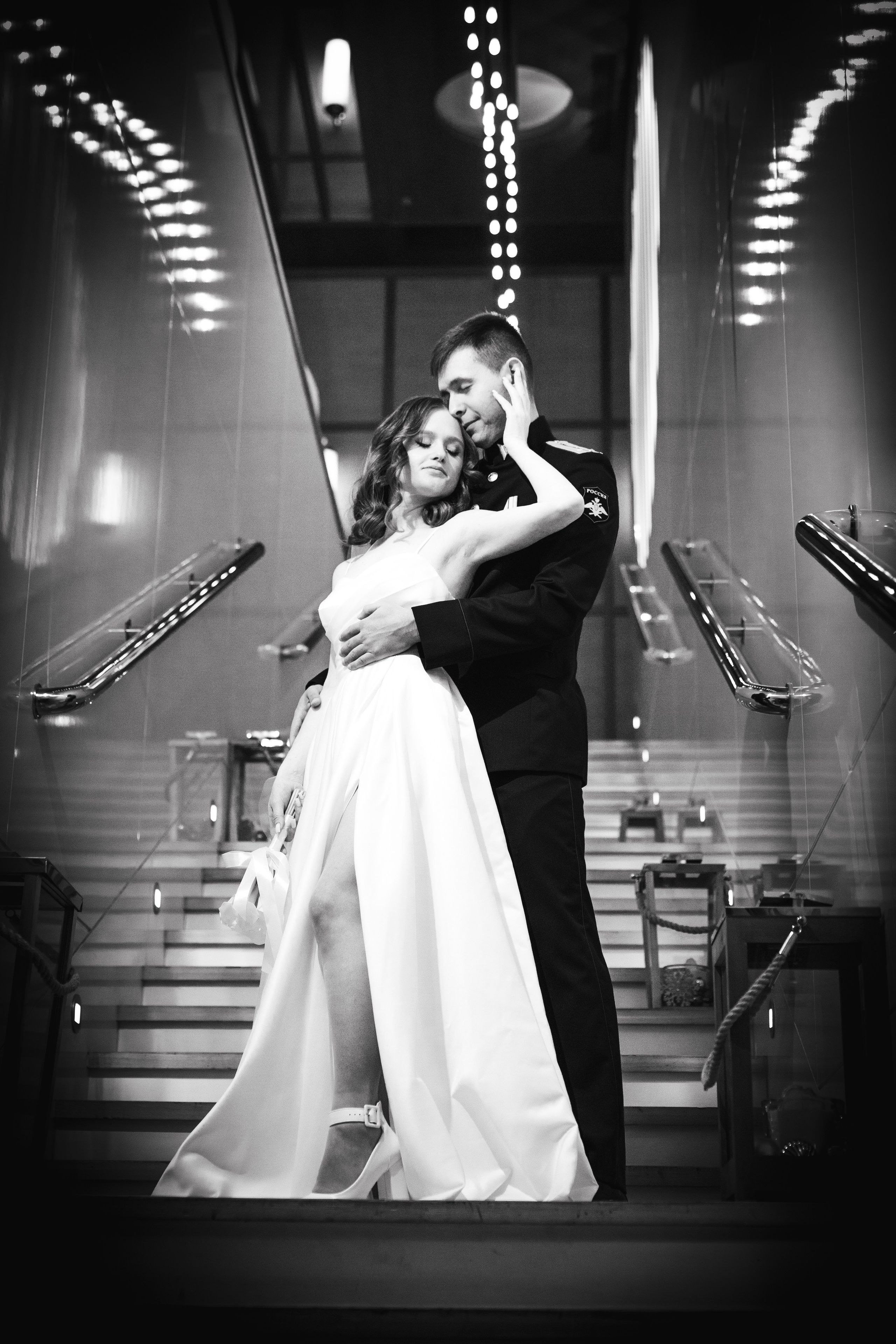 черно белое фото где жених обнимает невесту 